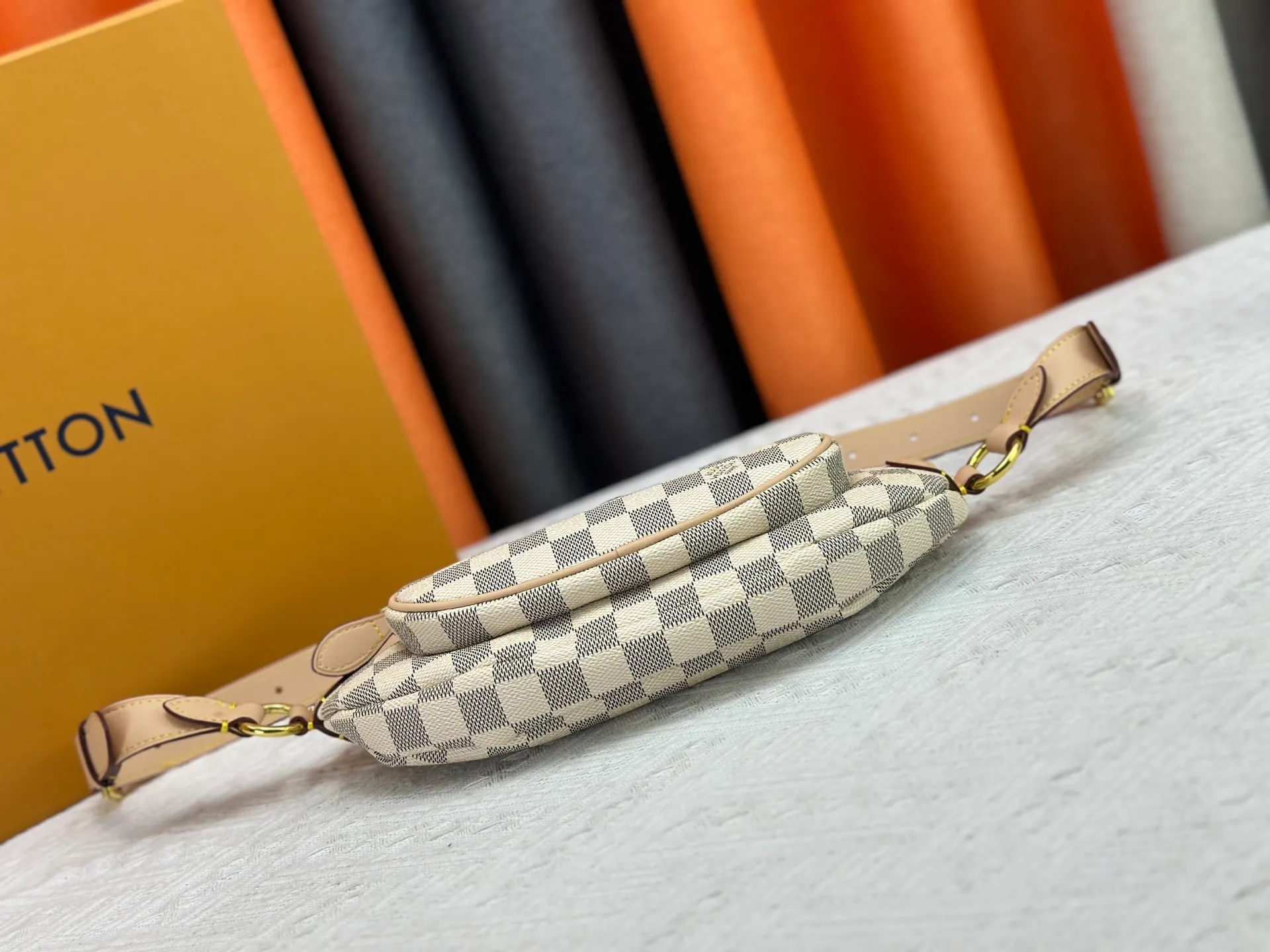 P220 upgraded original M14806 M00230 combines classic elements with new styles - checkerboard elements appear on dish-shaped waist bags and small square hand bags, which are both recognizable and fresh. Size 28-13-3