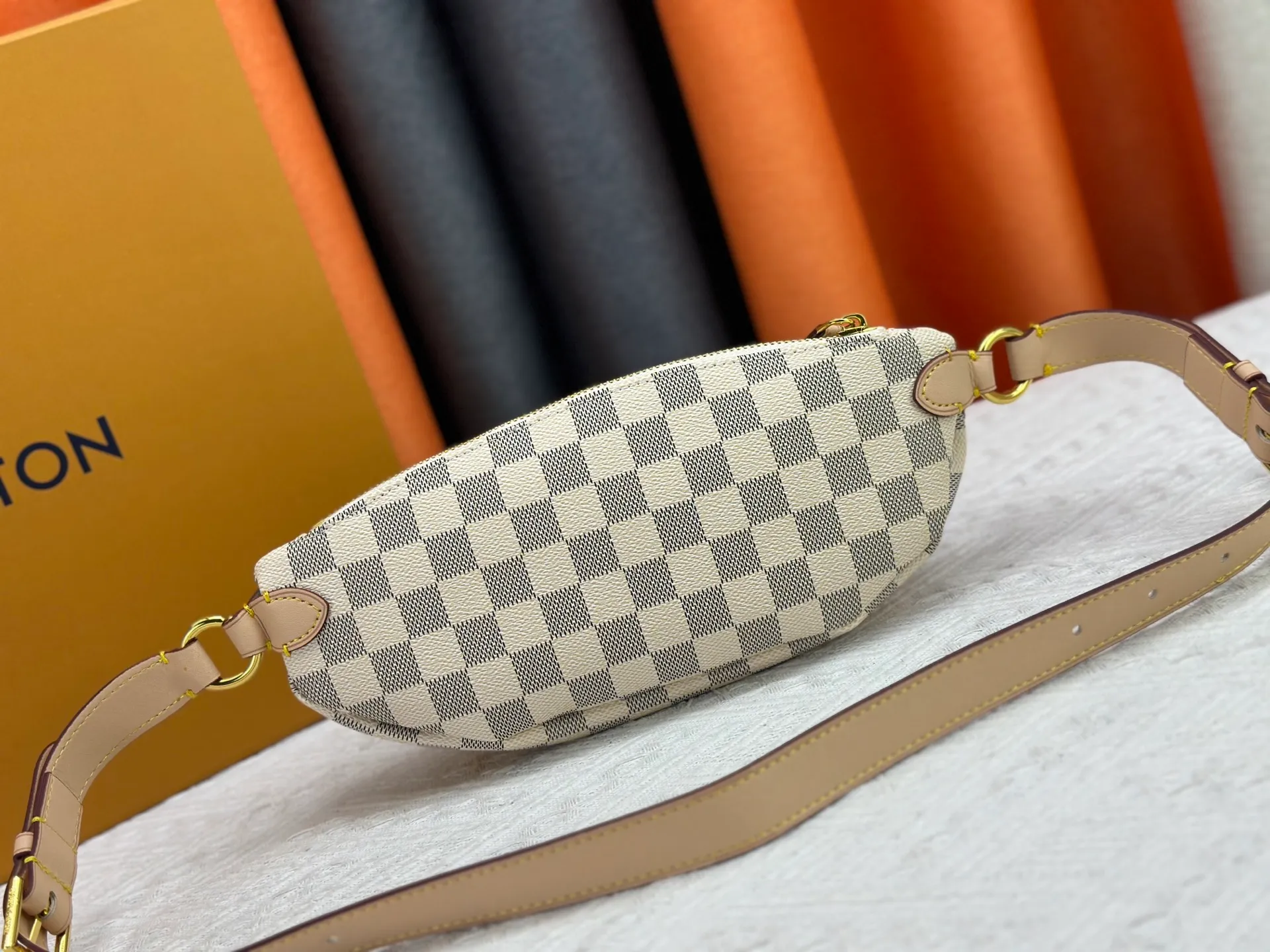 P220 upgraded original M14806 M00230 combines classic elements with new styles - checkerboard elements appear on dish-shaped waist bags and small square hand bags, which are both recognizable and fresh. Size 28-13-3