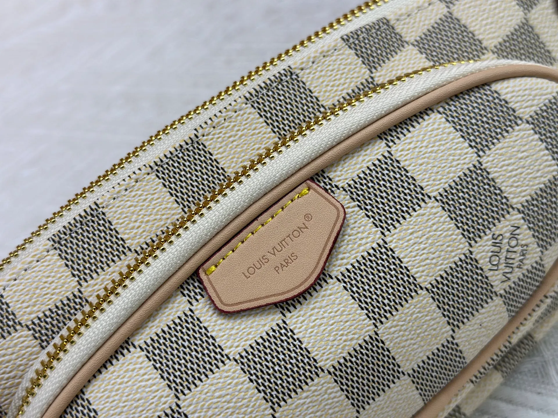 P220 upgraded original M14806 M00230 combines classic elements with new styles - checkerboard elements appear on dish-shaped waist bags and small square hand bags, which are both recognizable and fresh. Size 28-13-3