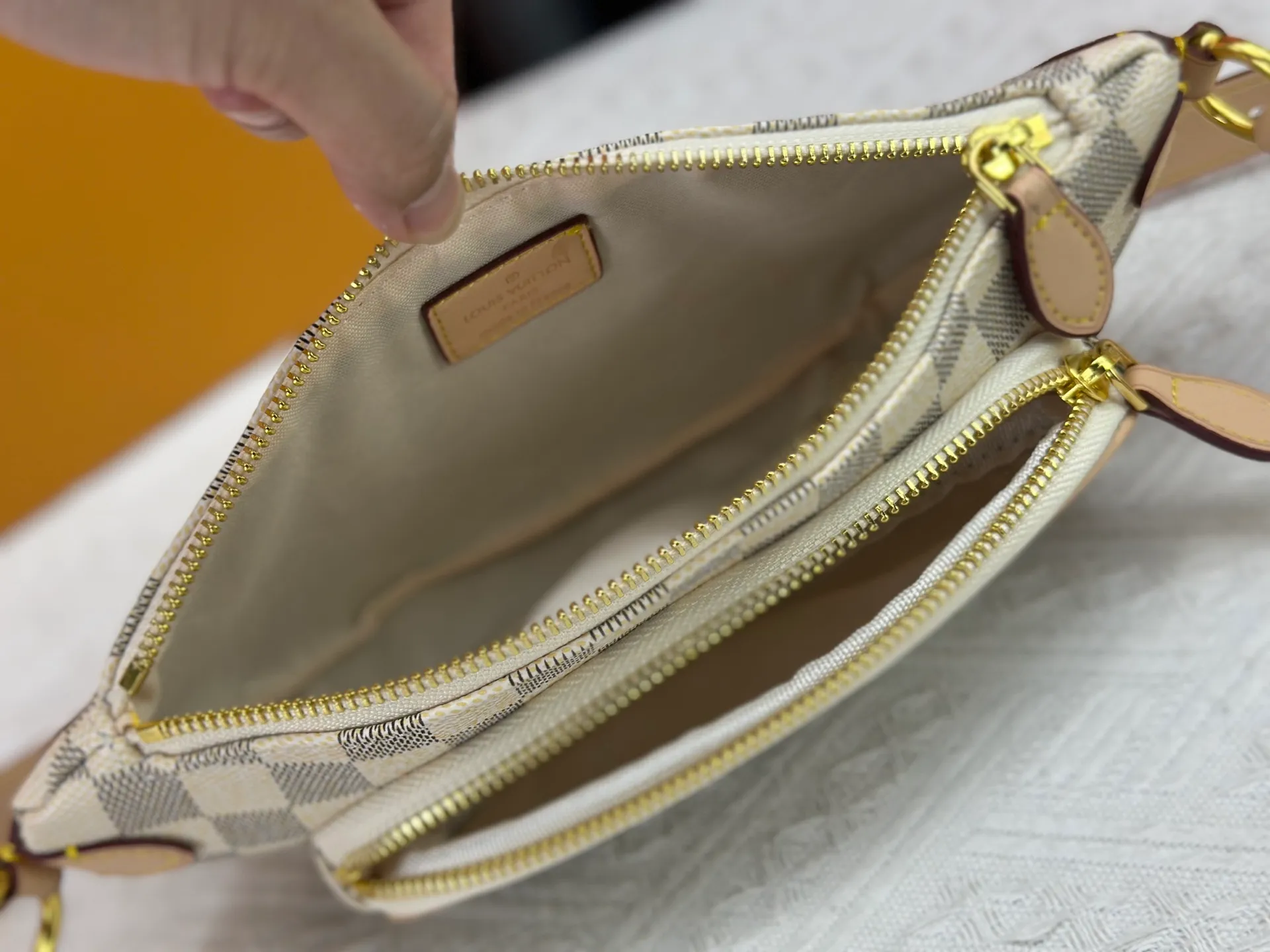 P220 upgraded original M14806 M00230 combines classic elements with new styles - checkerboard elements appear on dish-shaped waist bags and small square hand bags, which are both recognizable and fresh. Size 28-13-3