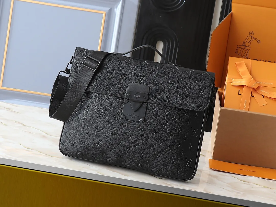 💰260💰Upgraded original [M20835 embossed. Black flower. Presbyopia] S-Lock briefcase is made of Taurillon Monogram cow leather with a restrained configuration, providing a safe choice for contemporary business people based on traditional design. The magnetic clasp is derived from Louis Vuitton's classic trunk lock and comes with an adjustable shoulder strap. Dimensions: 39 x 30 x 8cm