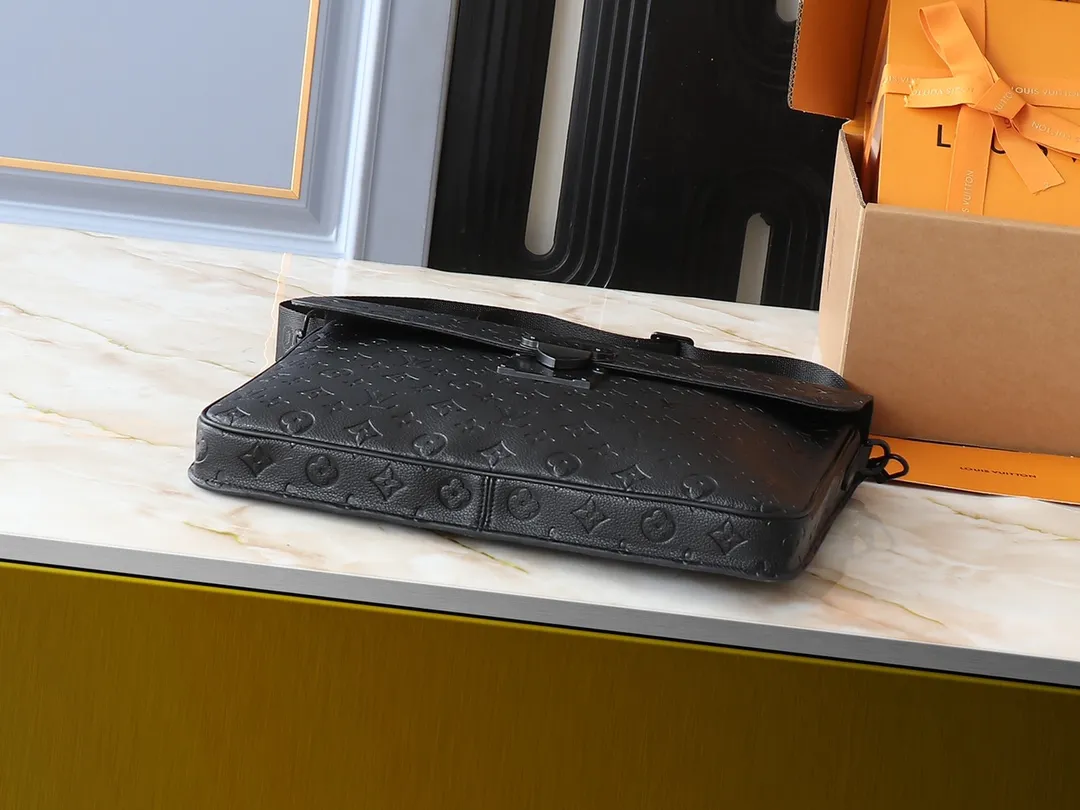 💰260💰Upgraded original [M20835 embossed. Black flower. Presbyopia] S-Lock briefcase is made of Taurillon Monogram cow leather with a restrained configuration, providing a safe choice for contemporary business people based on traditional design. The magnetic clasp is derived from Louis Vuitton's classic trunk lock and comes with an adjustable shoulder strap. Dimensions: 39 x 30 x 8cm