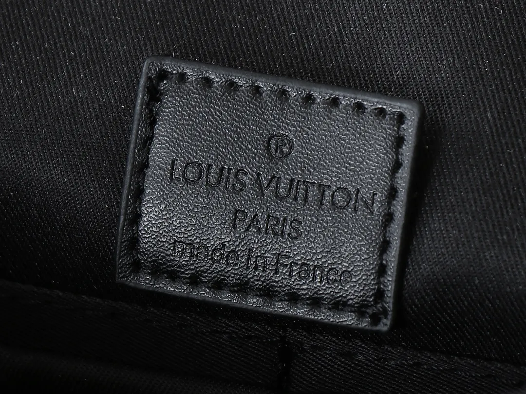 💰260💰Upgraded original [M20835 embossed. Black flower. Presbyopia] S-Lock briefcase is made of Taurillon Monogram cow leather with a restrained configuration, providing a safe choice for contemporary business people based on traditional design. The magnetic clasp is derived from Louis Vuitton's classic trunk lock and comes with an adjustable shoulder strap. Dimensions: 39 x 30 x 8cm