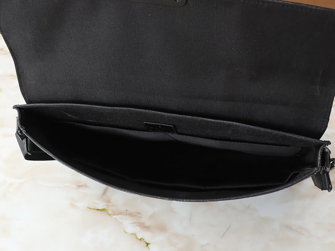 💰260💰Upgraded original [M20835 embossed. Black flower. Presbyopia] S-Lock briefcase is made of Taurillon Monogram cow leather with a restrained configuration, providing a safe choice for contemporary business people based on traditional design. The magnetic clasp is derived from Louis Vuitton's classic trunk lock and comes with an adjustable shoulder strap. Dimensions: 39 x 30 x 8cm