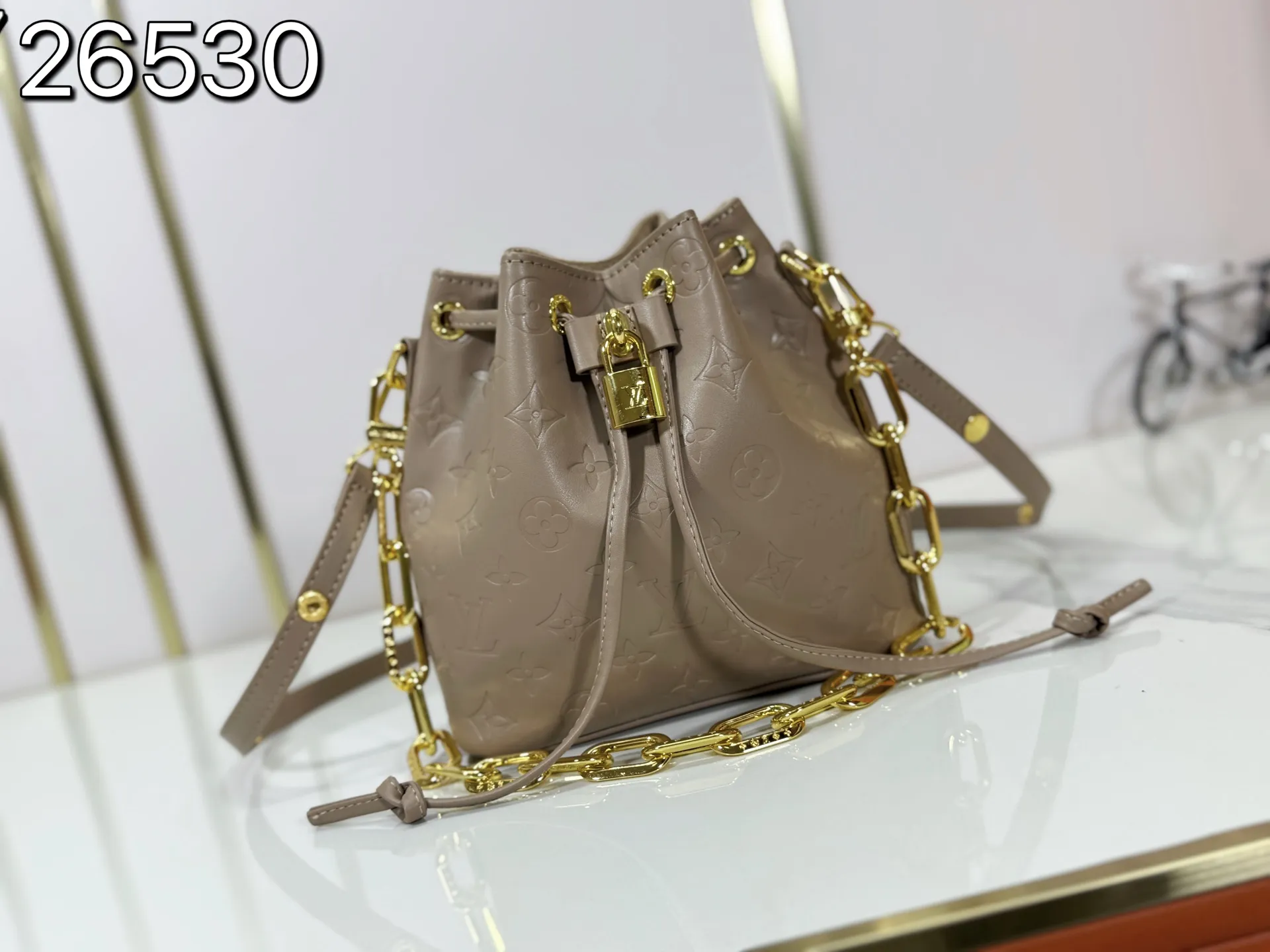 P220 upgraded original M26216 M26530 This Bucket handbag is made of exquisite Monogram embossed sheep leather, adding a new softness to the Coussin series. The LV padlock and detachable Coussin chain release the shiny metallic shine, and the practical drawstring design is both fashionable and stylish, providing a variety of carrying options for the bag. Dimensions: 20 x 20 x 10 (cm) ((length x height x width)