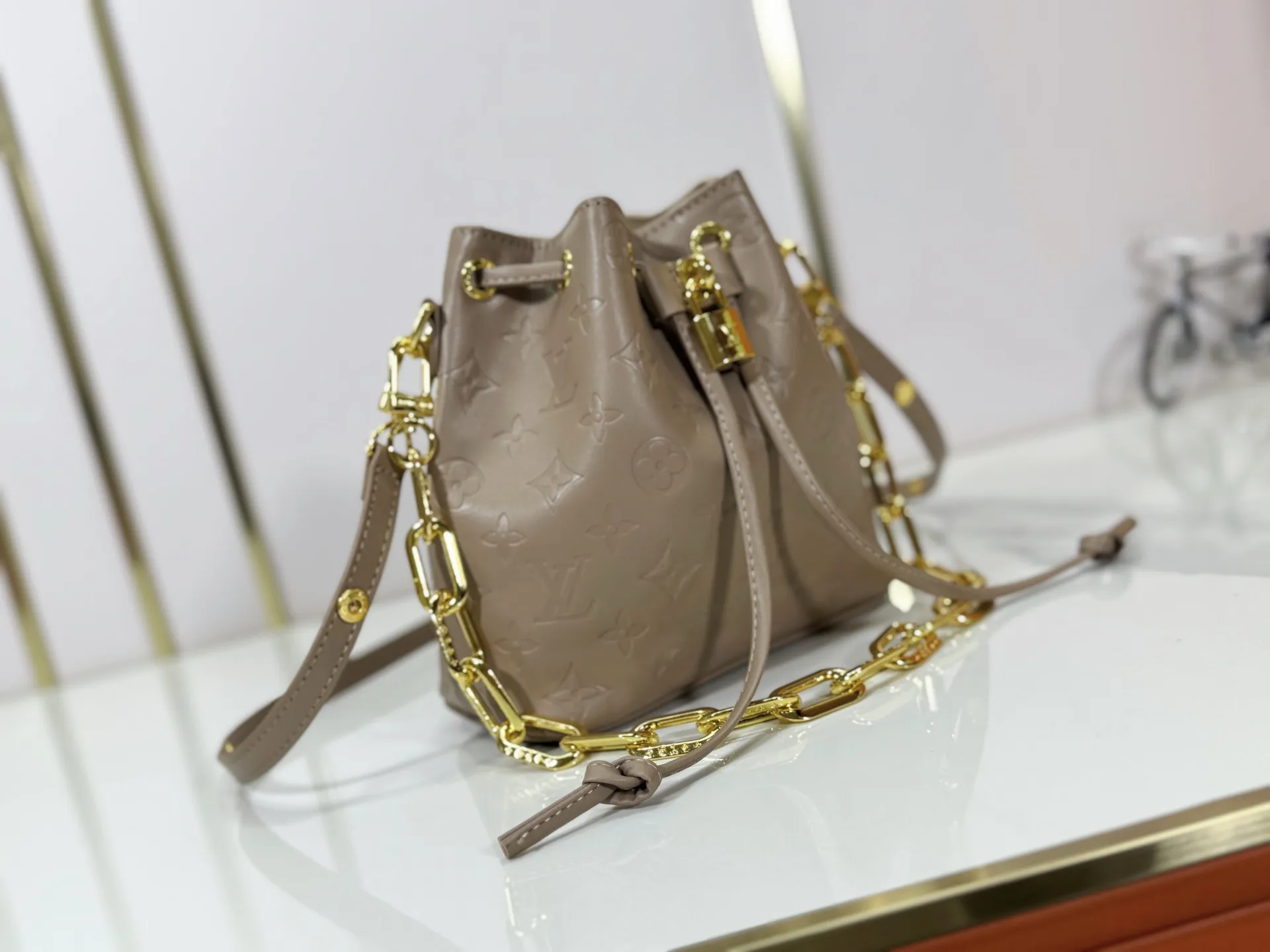 P220 upgraded original M26216 M26530 This Bucket handbag is made of exquisite Monogram embossed sheep leather, adding a new softness to the Coussin series. The LV padlock and detachable Coussin chain release the shiny metallic shine, and the practical drawstring design is both fashionable and stylish, providing a variety of carrying options for the bag. Dimensions: 20 x 20 x 10 (cm) ((length x height x width)