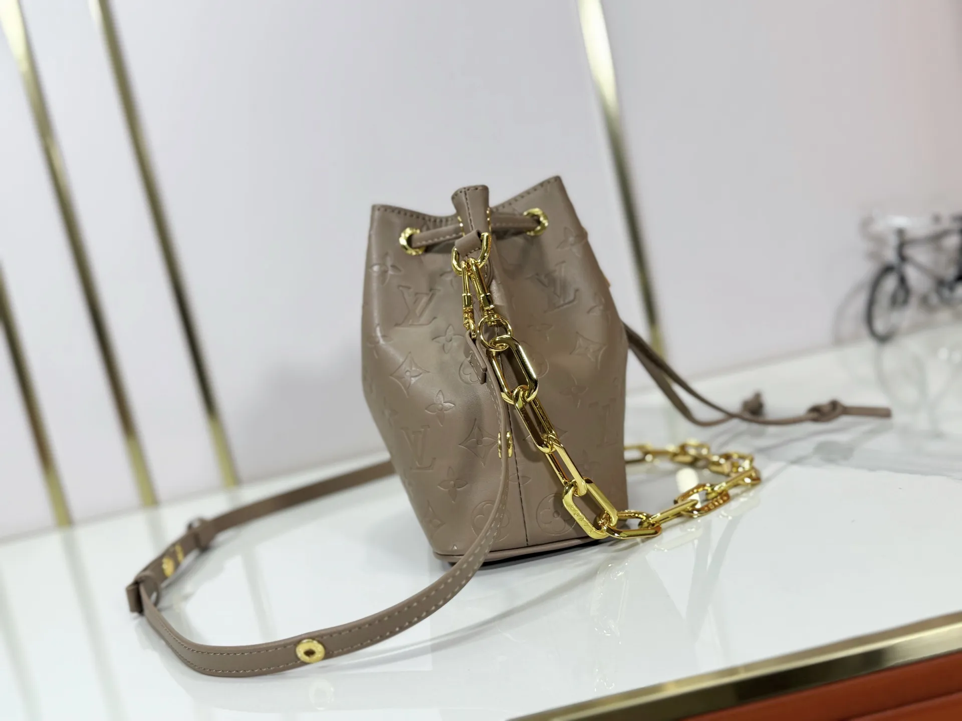 P220 upgraded original M26216 M26530 This Bucket handbag is made of exquisite Monogram embossed sheep leather, adding a new softness to the Coussin series. The LV padlock and detachable Coussin chain release the shiny metallic shine, and the practical drawstring design is both fashionable and stylish, providing a variety of carrying options for the bag. Dimensions: 20 x 20 x 10 (cm) ((length x height x width)