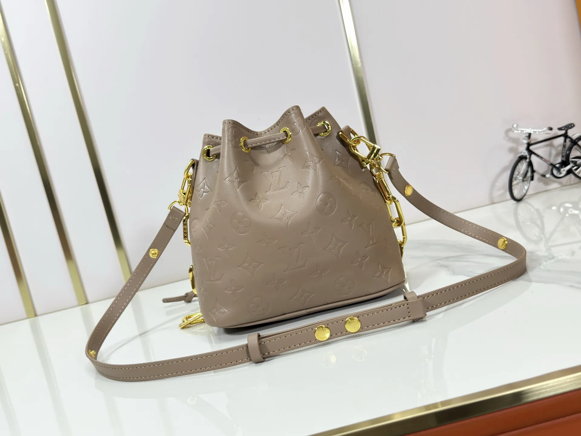 P220 upgraded original M26216 M26530 This Bucket handbag is made of exquisite Monogram embossed sheep leather, adding a new softness to the Coussin series. The LV padlock and detachable Coussin chain release the shiny metallic shine, and the practical drawstring design is both fashionable and stylish, providing a variety of carrying options for the bag. Dimensions: 20 x 20 x 10 (cm) ((length x height x width)