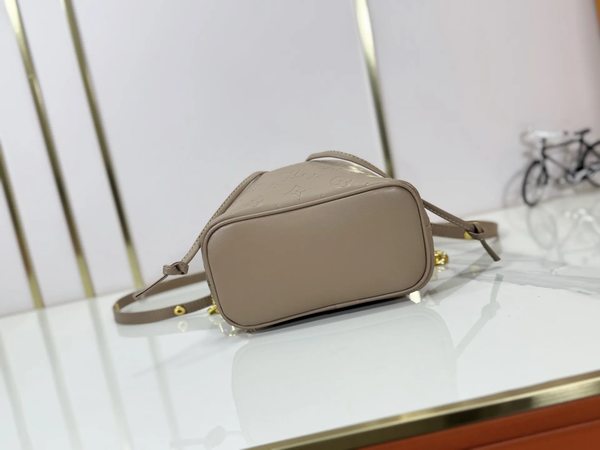 P220 upgraded original M26216 M26530 This Bucket handbag is made of exquisite Monogram embossed sheep leather, adding a new softness to the Coussin series. The LV padlock and detachable Coussin chain release the shiny metallic shine, and the practical drawstring design is both fashionable and stylish, providing a variety of carrying options for the bag. Dimensions: 20 x 20 x 10 (cm) ((length x height x width)