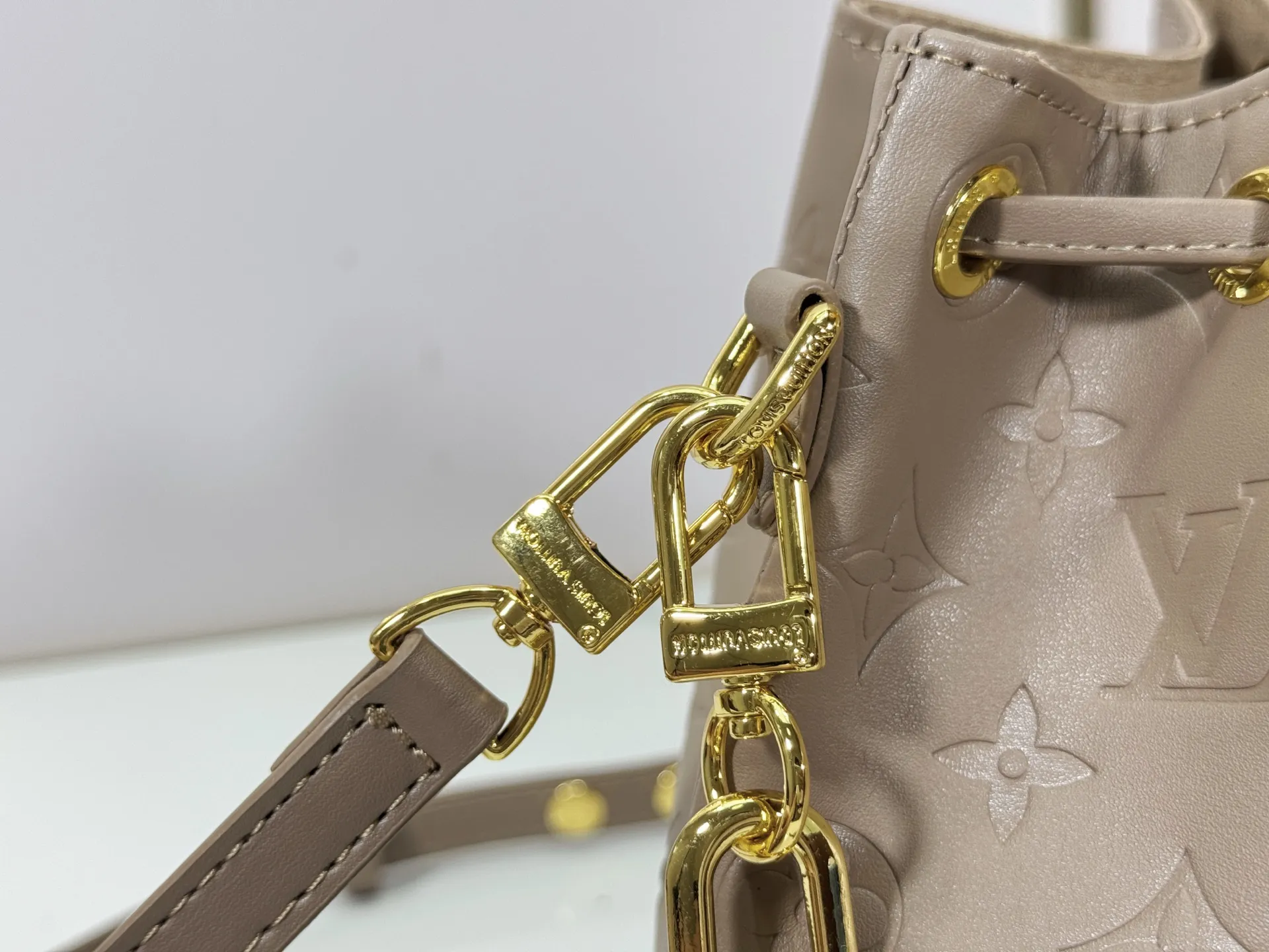 P220 upgraded original M26216 M26530 This Bucket handbag is made of exquisite Monogram embossed sheep leather, adding a new softness to the Coussin series. The LV padlock and detachable Coussin chain release the shiny metallic shine, and the practical drawstring design is both fashionable and stylish, providing a variety of carrying options for the bag. Dimensions: 20 x 20 x 10 (cm) ((length x height x width)