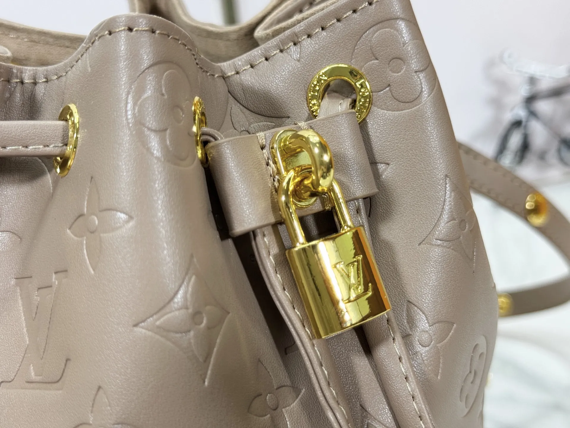 P220 upgraded original M26216 M26530 This Bucket handbag is made of exquisite Monogram embossed sheep leather, adding a new softness to the Coussin series. The LV padlock and detachable Coussin chain release the shiny metallic shine, and the practical drawstring design is both fashionable and stylish, providing a variety of carrying options for the bag. Dimensions: 20 x 20 x 10 (cm) ((length x height x width)