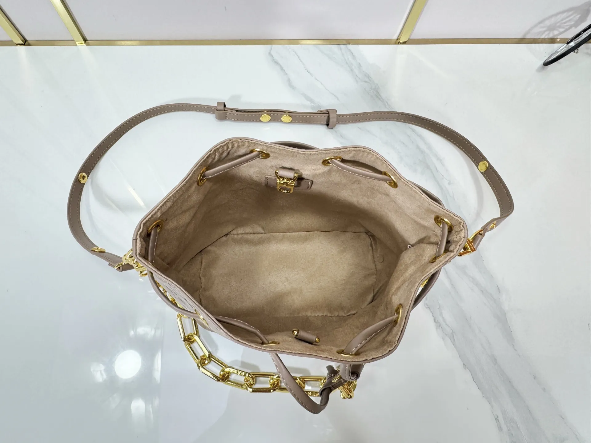 P220 upgraded original M26216 M26530 This Bucket handbag is made of exquisite Monogram embossed sheep leather, adding a new softness to the Coussin series. The LV padlock and detachable Coussin chain release the shiny metallic shine, and the practical drawstring design is both fashionable and stylish, providing a variety of carrying options for the bag. Dimensions: 20 x 20 x 10 (cm) ((length x height x width)