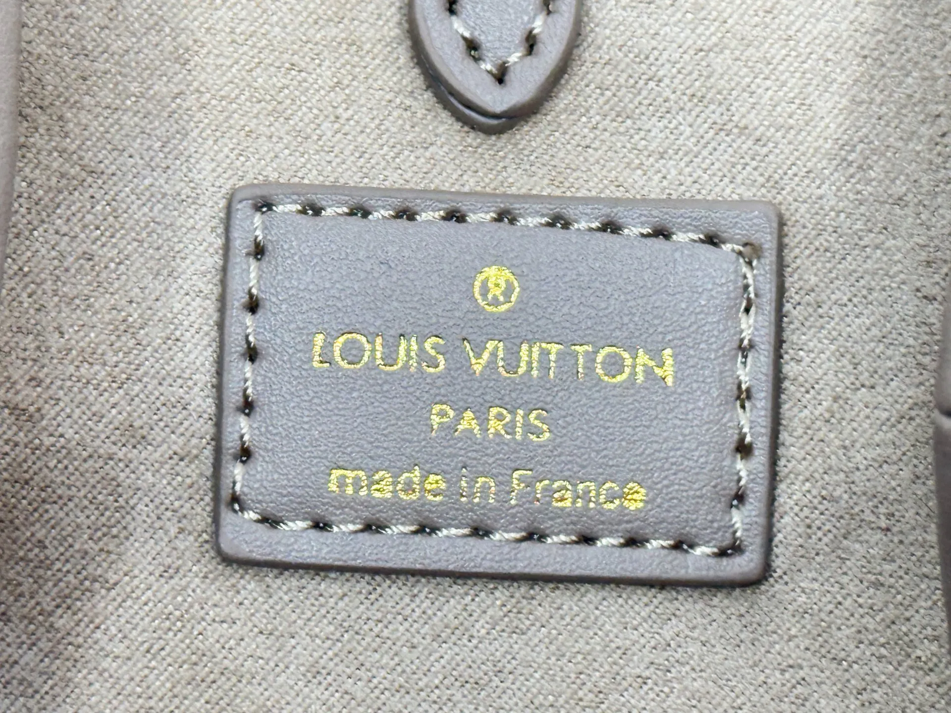 P220 upgraded original M26216 M26530 This Bucket handbag is made of exquisite Monogram embossed sheep leather, adding a new softness to the Coussin series. The LV padlock and detachable Coussin chain release the shiny metallic shine, and the practical drawstring design is both fashionable and stylish, providing a variety of carrying options for the bag. Dimensions: 20 x 20 x 10 (cm) ((length x height x width)