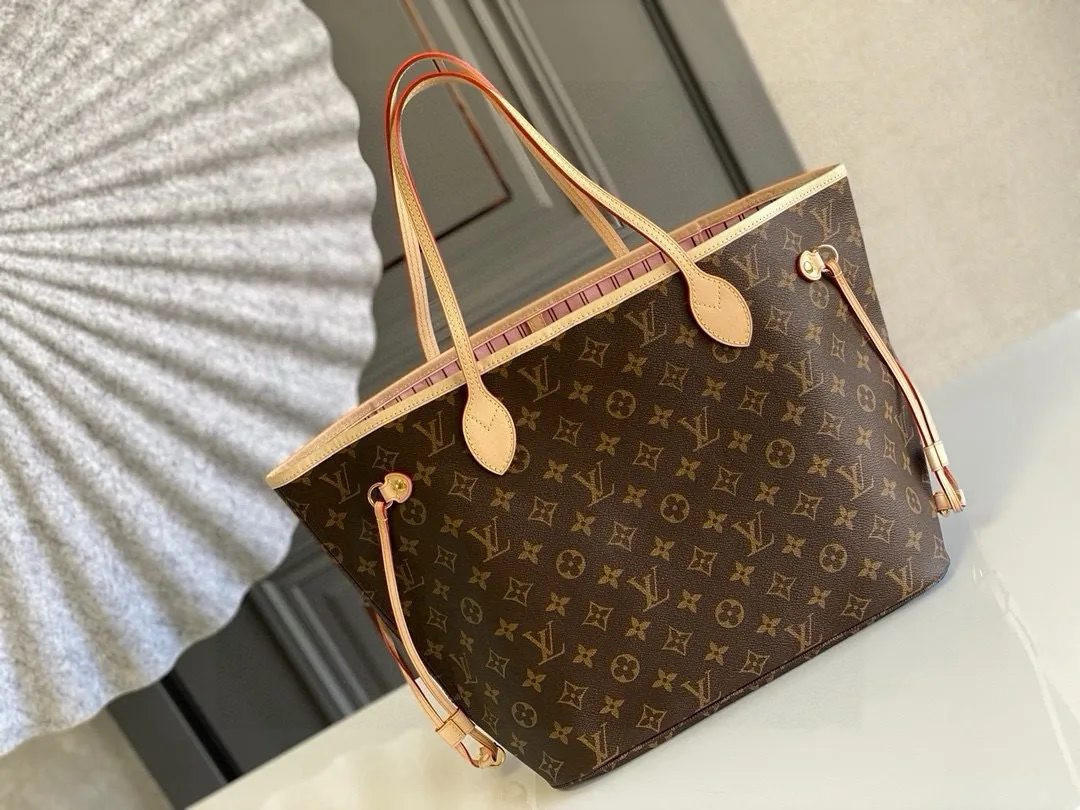 💰760 (medium steel nails) top original order M50366 NEVERFULL medium handbag Neverfull classic handbag, explore the exquisite details inside the bag. The redesigned interior pockets feature a fresh fabric lining, especially the detachable zippered clutch, which can be used alone as a sophisticated clutch or as an additional pocket. Bright lining tones add a more lively feel to Monogram's classic canvas. Detailed features 31 x 28 x 14 cm (Length x Height x Width) Redesigned interior pocket with details inspired by the Louis Vuitton archives Pocket lined with linen fabric Removable zipped clutch with tonal interior pocket Natural cowhide leather trim Shiny gold-tone hardware Handles: Double handle