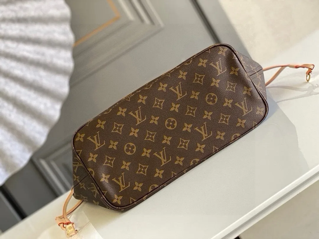 💰760 (medium steel nails) top original order M50366 NEVERFULL medium handbag Neverfull classic handbag, explore the exquisite details inside the bag. The redesigned interior pockets feature a fresh fabric lining, especially the detachable zippered clutch, which can be used alone as a sophisticated clutch or as an additional pocket. Bright lining tones add a more lively feel to Monogram's classic canvas. Detailed features 31 x 28 x 14 cm (Length x Height x Width) Redesigned interior pocket with details inspired by the Louis Vuitton archives Pocket lined with linen fabric Removable zipped clutch with tonal interior pocket Natural cowhide leather trim Shiny gold-tone hardware Handles: Double handle