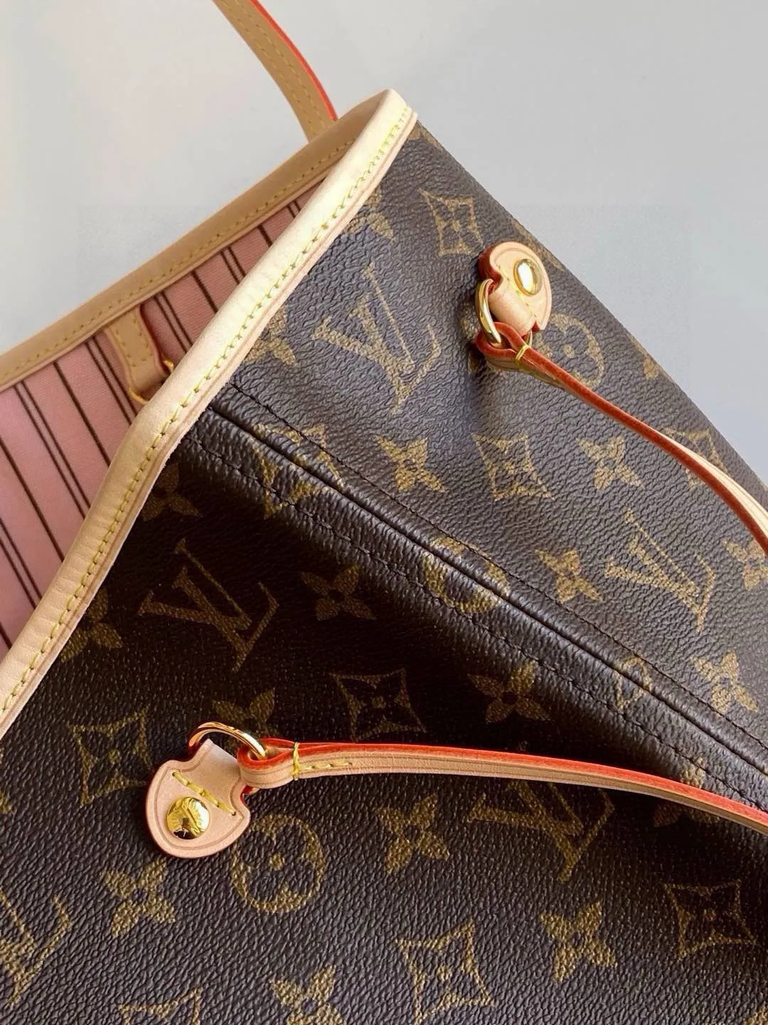 💰760 (medium steel nails) top original order M50366 NEVERFULL medium handbag Neverfull classic handbag, explore the exquisite details inside the bag. The redesigned interior pockets feature a fresh fabric lining, especially the detachable zippered clutch, which can be used alone as a sophisticated clutch or as an additional pocket. Bright lining tones add a more lively feel to Monogram's classic canvas. Detailed features 31 x 28 x 14 cm (Length x Height x Width) Redesigned interior pocket with details inspired by the Louis Vuitton archives Pocket lined with linen fabric Removable zipped clutch with tonal interior pocket Natural cowhide leather trim Shiny gold-tone hardware Handles: Double handle
