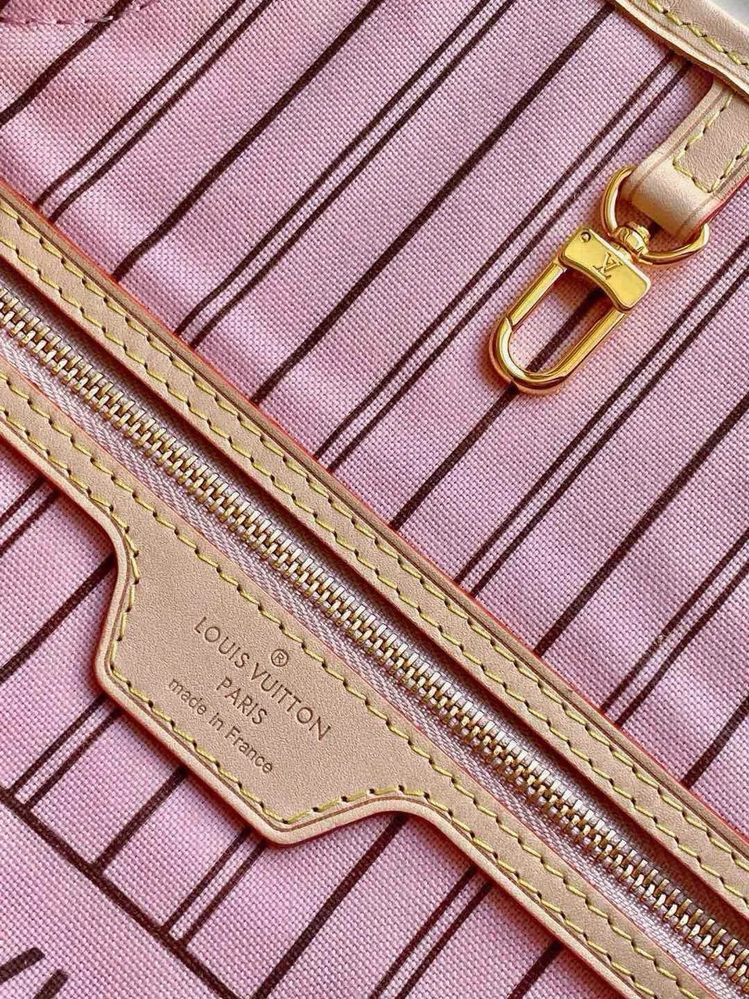 💰760 (medium steel nails) top original order M50366 NEVERFULL medium handbag Neverfull classic handbag, explore the exquisite details inside the bag. The redesigned interior pockets feature a fresh fabric lining, especially the detachable zippered clutch, which can be used alone as a sophisticated clutch or as an additional pocket. Bright lining tones add a more lively feel to Monogram's classic canvas. Detailed features 31 x 28 x 14 cm (Length x Height x Width) Redesigned interior pocket with details inspired by the Louis Vuitton archives Pocket lined with linen fabric Removable zipped clutch with tonal interior pocket Natural cowhide leather trim Shiny gold-tone hardware Handles: Double handle