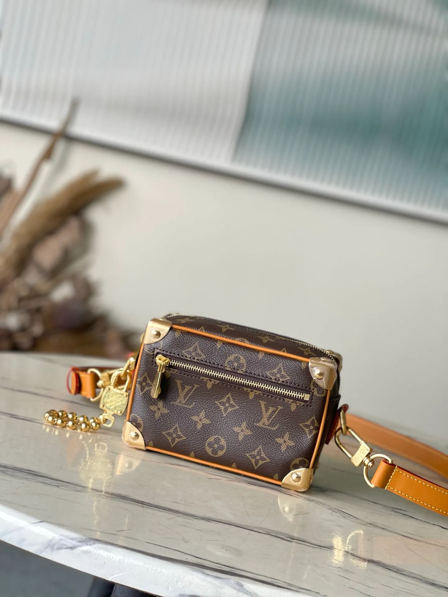💰1180 (Steel Hardware) Top Original Order M14729 This Mini Soft Trunk handbag is trimmed with Monogram coated canvas and cow leather, and paired with a Yingze bead chain. The new detachable padlock is exquisitely engraved with the LouisVuitton Marque Deposee logo, and the metallic beaded zipper pull is the finishing touch. Dimensions: 18.5 × 13 × 8 cm