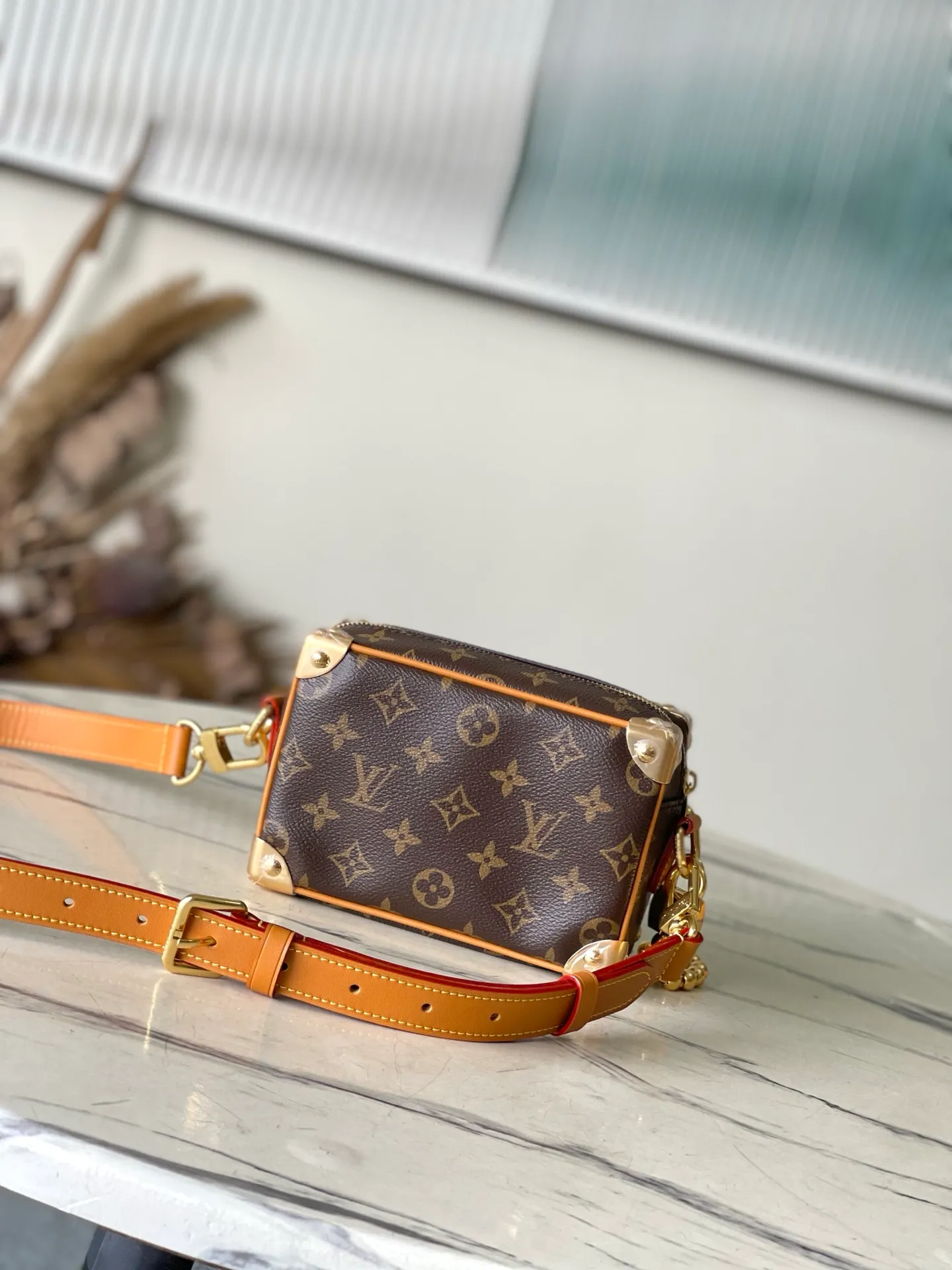 💰1180 (Steel Hardware) Top Original Order M14729 This Mini Soft Trunk handbag is trimmed with Monogram coated canvas and cow leather, and paired with a Yingze bead chain. The new detachable padlock is exquisitely engraved with the LouisVuitton Marque Deposee logo, and the metallic beaded zipper pull is the finishing touch. Dimensions: 18.5 × 13 × 8 cm