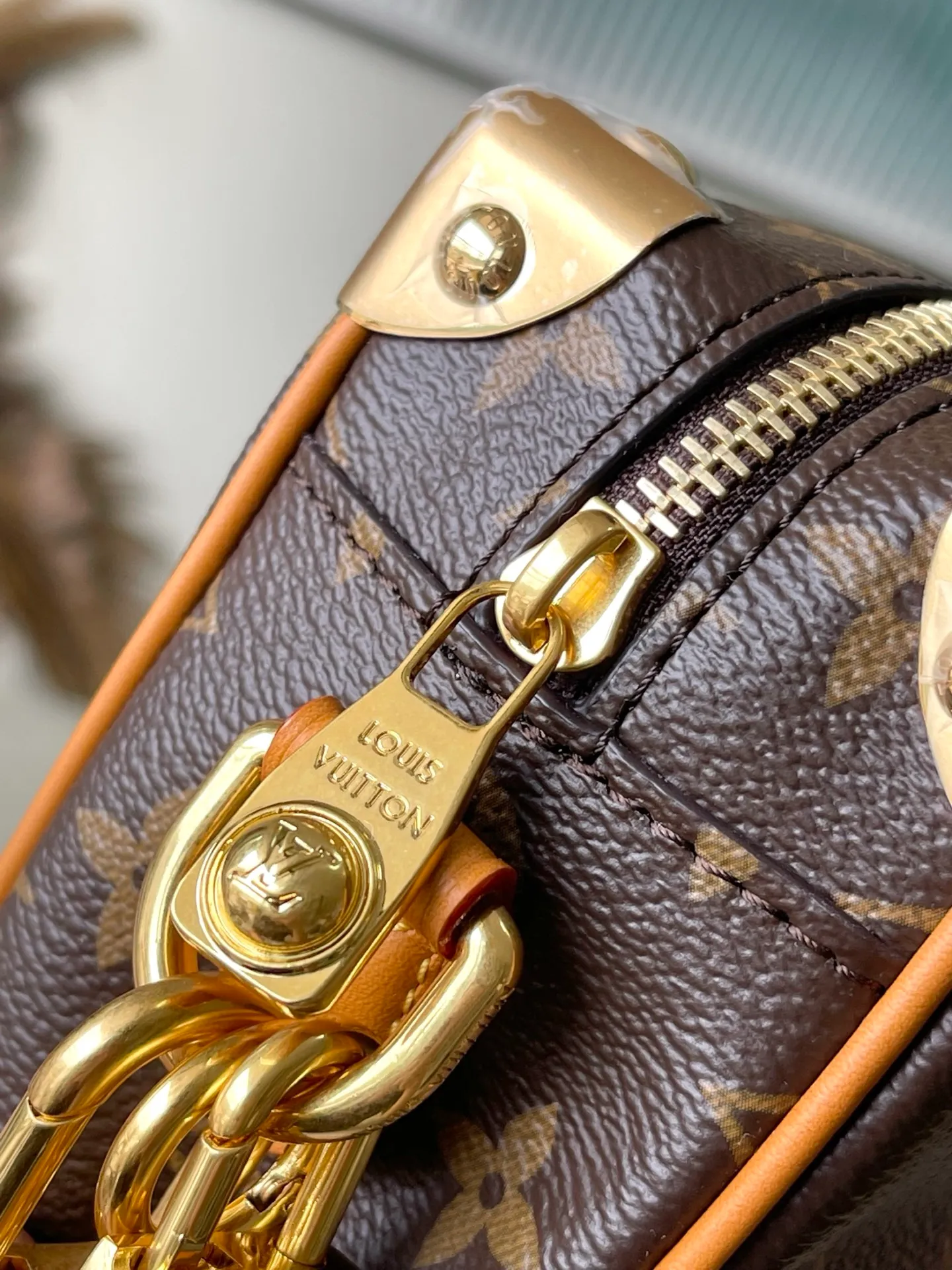 💰1180 (Steel Hardware) Top Original Order M14729 This Mini Soft Trunk handbag is trimmed with Monogram coated canvas and cow leather, and paired with a Yingze bead chain. The new detachable padlock is exquisitely engraved with the LouisVuitton Marque Deposee logo, and the metallic beaded zipper pull is the finishing touch. Dimensions: 18.5 × 13 × 8 cm