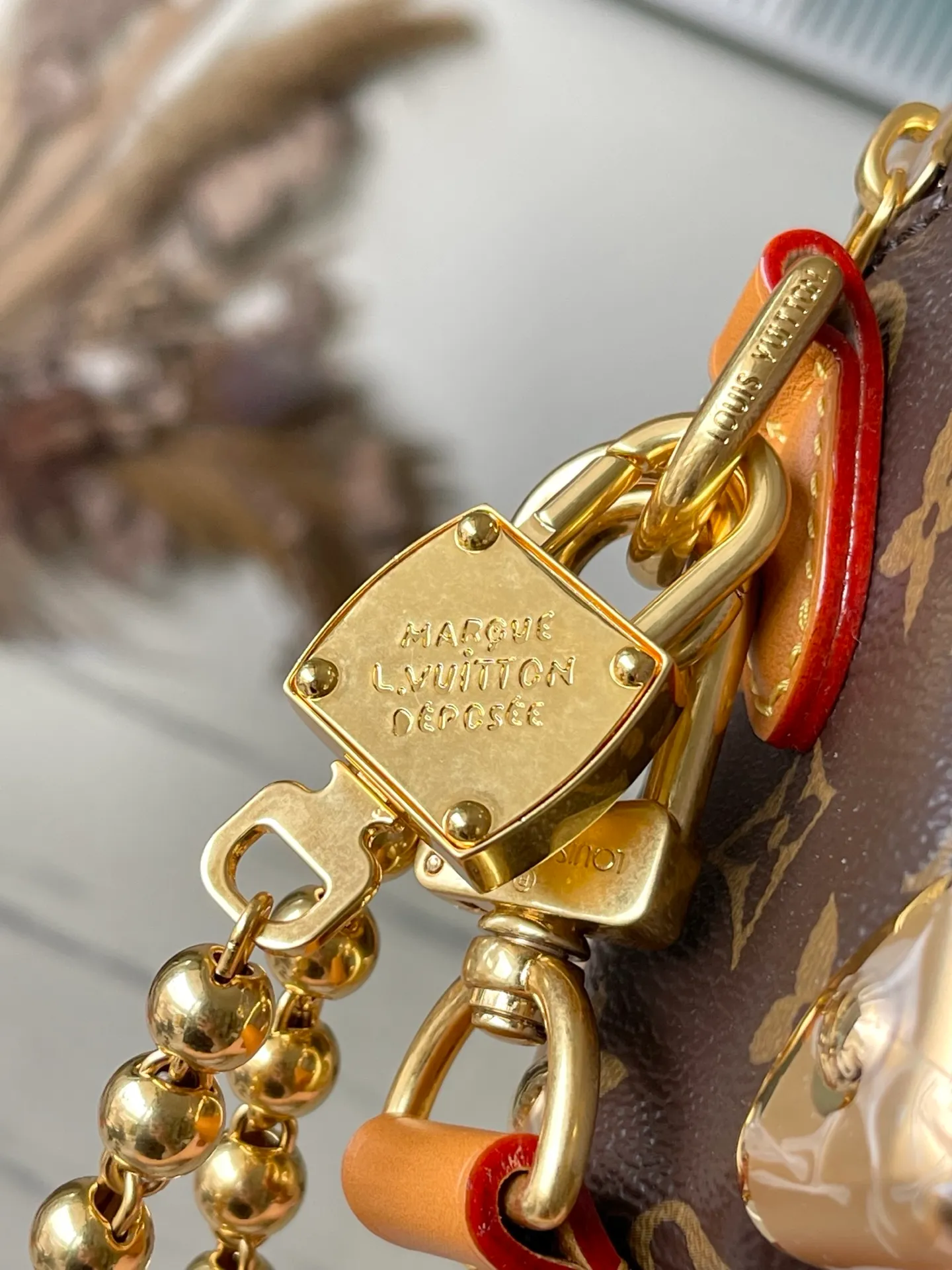💰1180 (Steel Hardware) Top Original Order M14729 This Mini Soft Trunk handbag is trimmed with Monogram coated canvas and cow leather, and paired with a Yingze bead chain. The new detachable padlock is exquisitely engraved with the LouisVuitton Marque Deposee logo, and the metallic beaded zipper pull is the finishing touch. Dimensions: 18.5 × 13 × 8 cm
