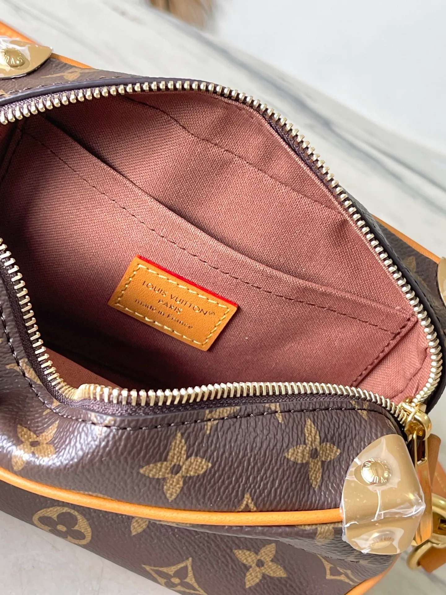 💰1180 (Steel Hardware) Top Original Order M14729 This Mini Soft Trunk handbag is trimmed with Monogram coated canvas and cow leather, and paired with a Yingze bead chain. The new detachable padlock is exquisitely engraved with the LouisVuitton Marque Deposee logo, and the metallic beaded zipper pull is the finishing touch. Dimensions: 18.5 × 13 × 8 cm