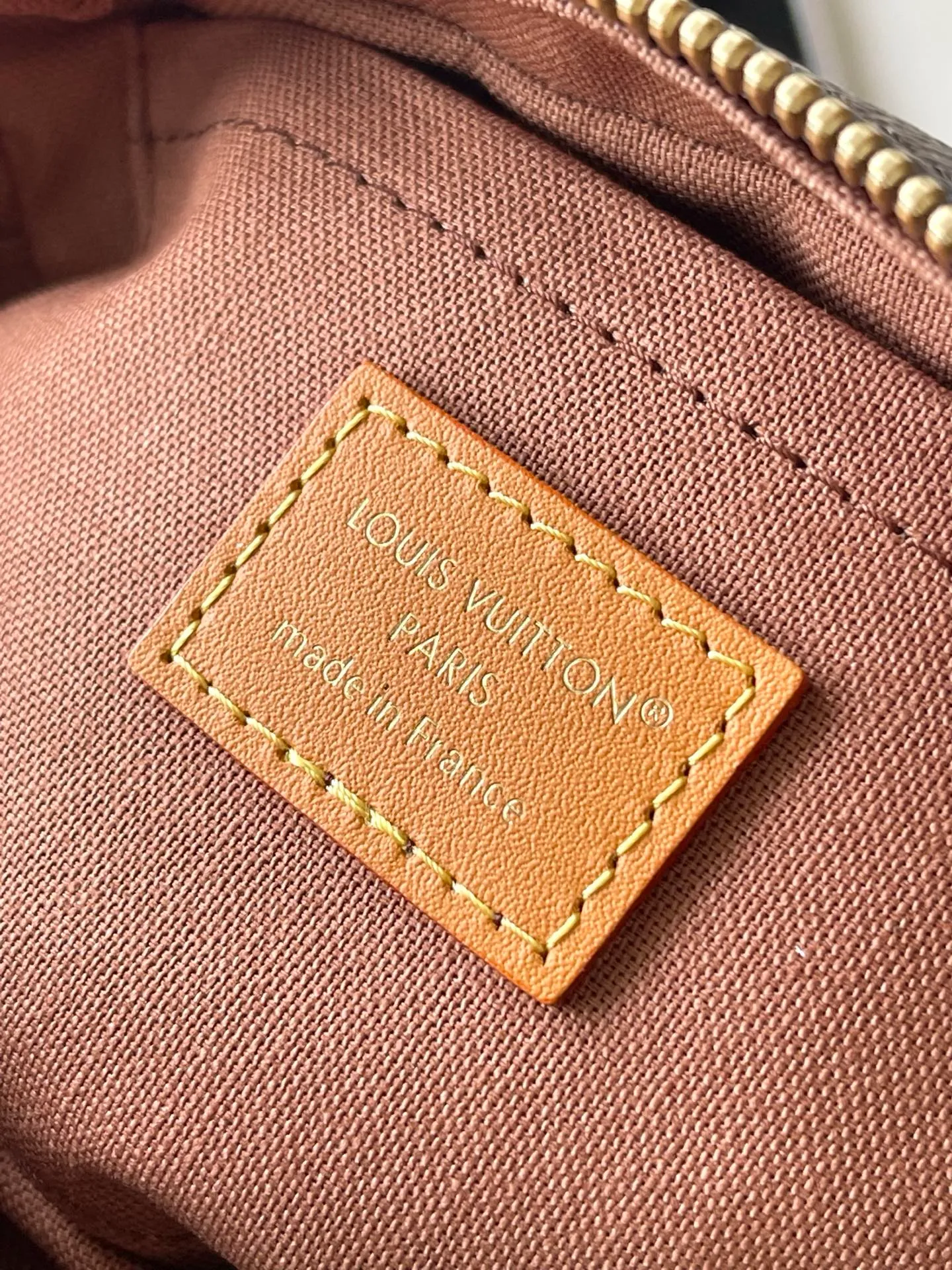 💰1180 (Steel Hardware) Top Original Order M14729 This Mini Soft Trunk handbag is trimmed with Monogram coated canvas and cow leather, and paired with a Yingze bead chain. The new detachable padlock is exquisitely engraved with the LouisVuitton Marque Deposee logo, and the metallic beaded zipper pull is the finishing touch. Dimensions: 18.5 × 13 × 8 cm