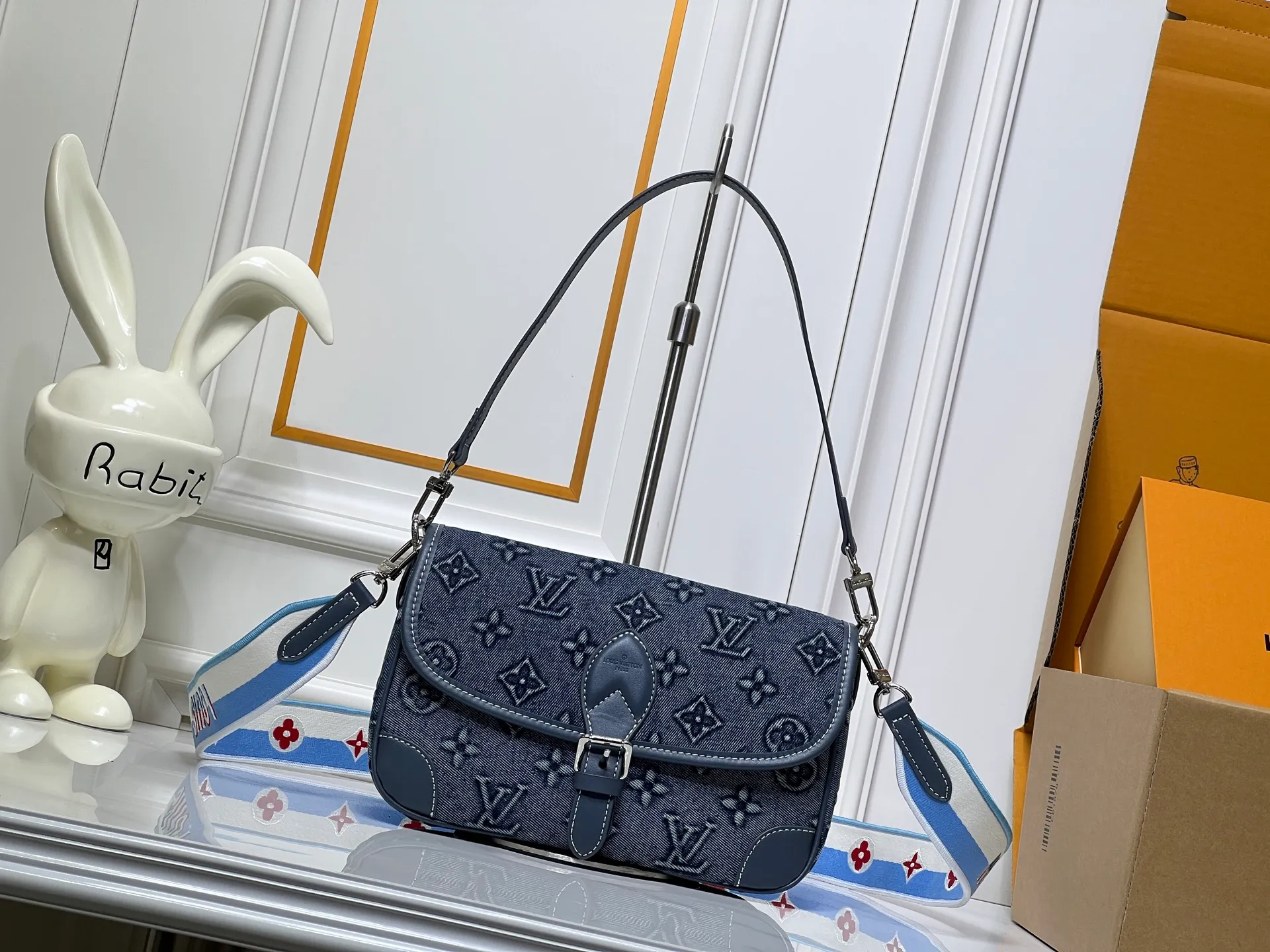 Batch 300💰Upgraded original M45985 M45988 embossed denim This Diane handbag is made of classic Monogram denim with contrasting cow leather trim and dazzling metal parts, using modern touches to interpret the new season interest. The zippered interior pocket keeps valuables secure, and the removable leather shoulder strap allows for a variety of carrying options. Dimensions: 24.0 x 15.0 x 9.0 cm (length x height x width)