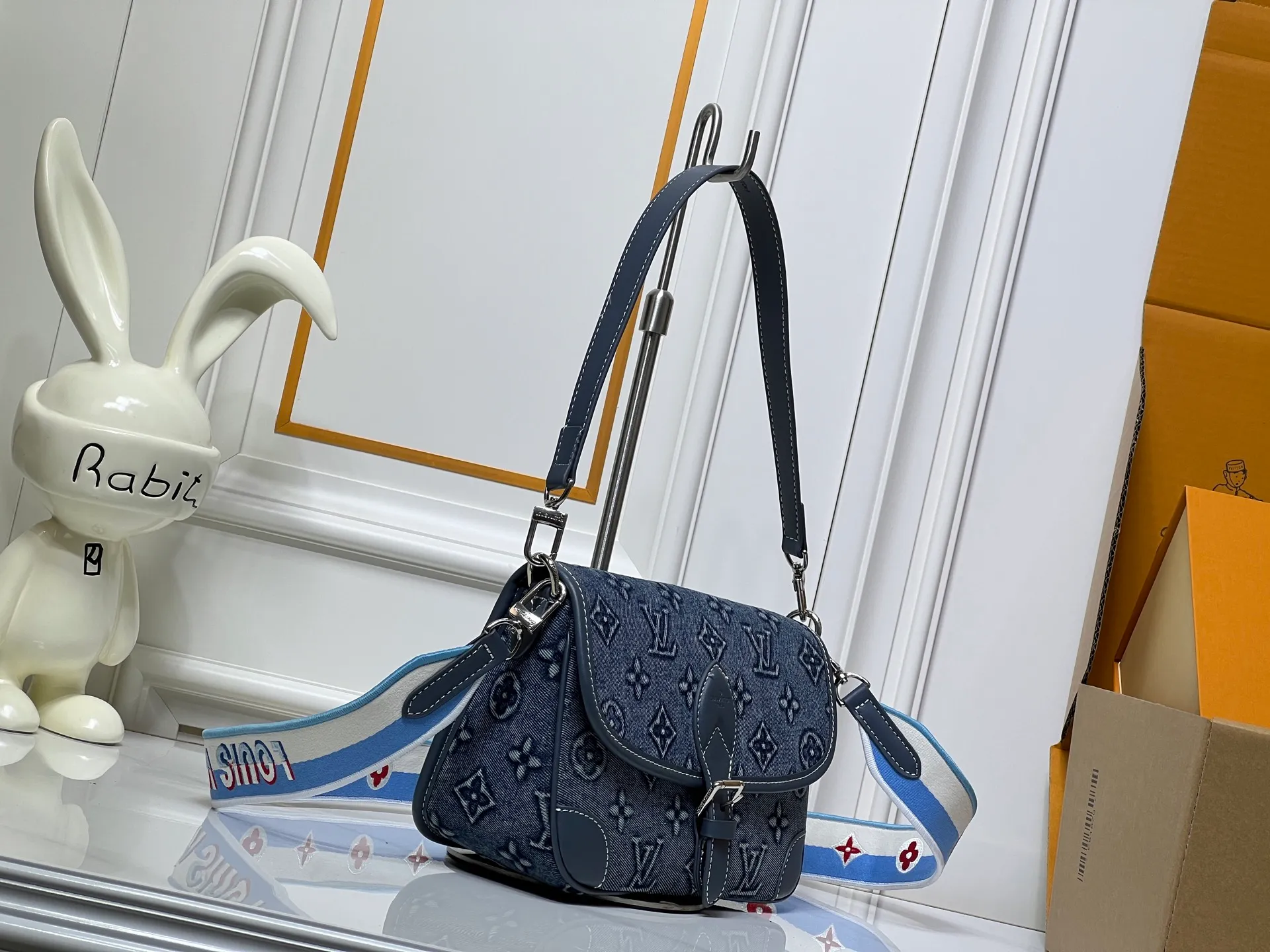 Batch 300💰Upgraded original M45985 M45988 embossed denim This Diane handbag is made of classic Monogram denim with contrasting cow leather trim and dazzling metal parts, using modern touches to interpret the new season interest. The zippered interior pocket keeps valuables secure, and the removable leather shoulder strap allows for a variety of carrying options. Dimensions: 24.0 x 15.0 x 9.0 cm (length x height x width)