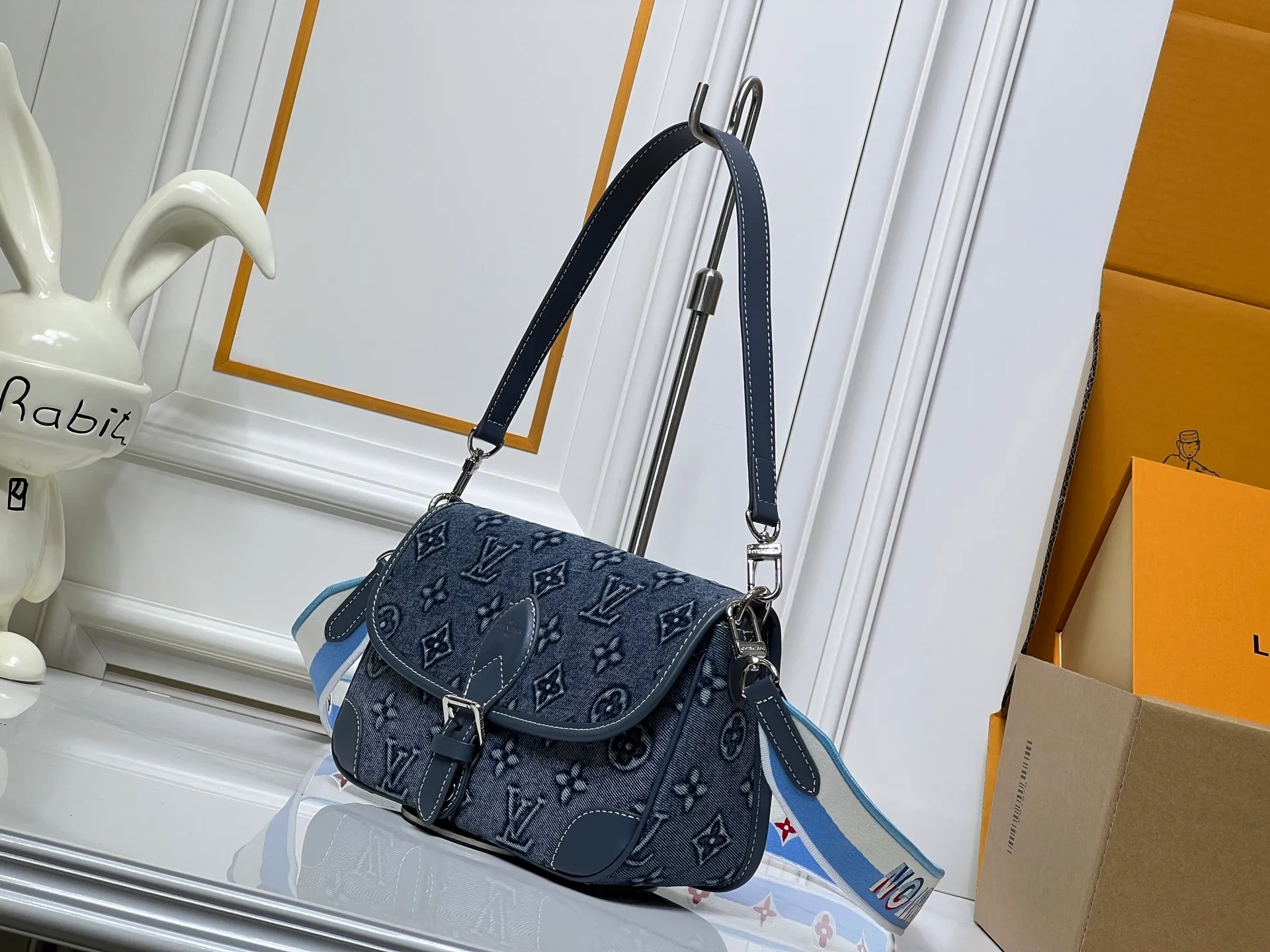 Batch 300💰Upgraded original M45985 M45988 embossed denim This Diane handbag is made of classic Monogram denim with contrasting cow leather trim and dazzling metal parts, using modern touches to interpret the new season interest. The zippered interior pocket keeps valuables secure, and the removable leather shoulder strap allows for a variety of carrying options. Dimensions: 24.0 x 15.0 x 9.0 cm (length x height x width)