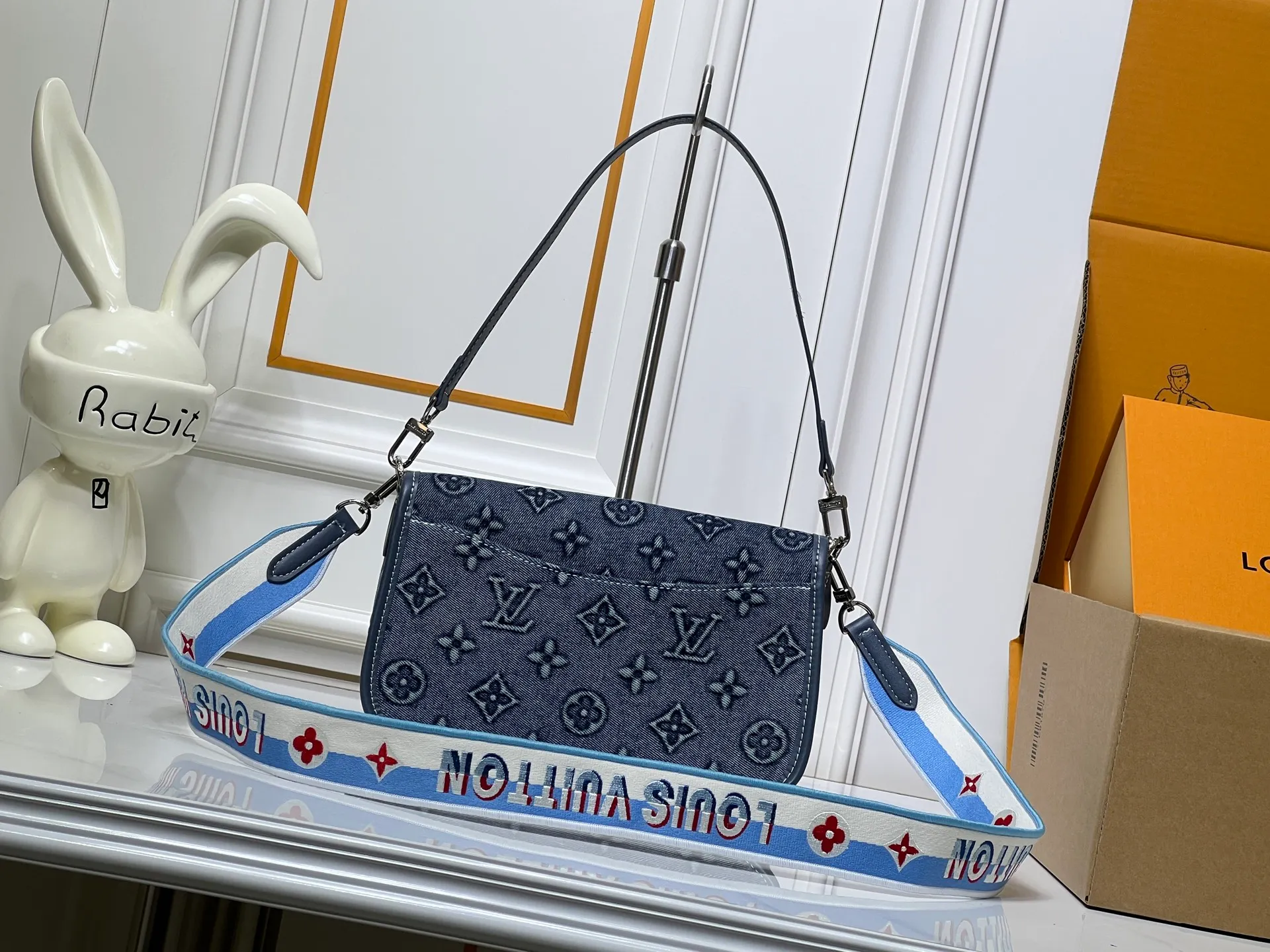 Batch 300💰Upgraded original M45985 M45988 embossed denim This Diane handbag is made of classic Monogram denim with contrasting cow leather trim and dazzling metal parts, using modern touches to interpret the new season interest. The zippered interior pocket keeps valuables secure, and the removable leather shoulder strap allows for a variety of carrying options. Dimensions: 24.0 x 15.0 x 9.0 cm (length x height x width)