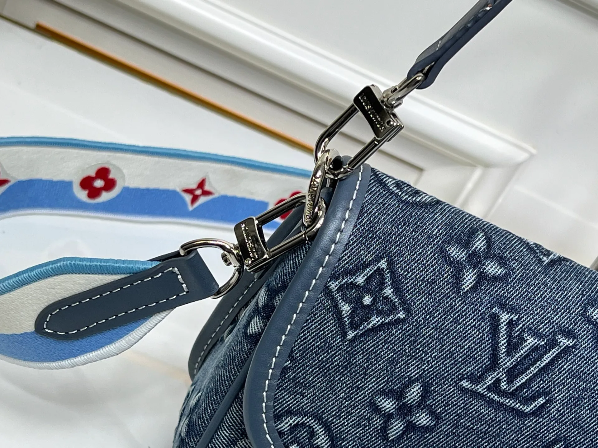 Batch 300💰Upgraded original M45985 M45988 embossed denim This Diane handbag is made of classic Monogram denim with contrasting cow leather trim and dazzling metal parts, using modern touches to interpret the new season interest. The zippered interior pocket keeps valuables secure, and the removable leather shoulder strap allows for a variety of carrying options. Dimensions: 24.0 x 15.0 x 9.0 cm (length x height x width)