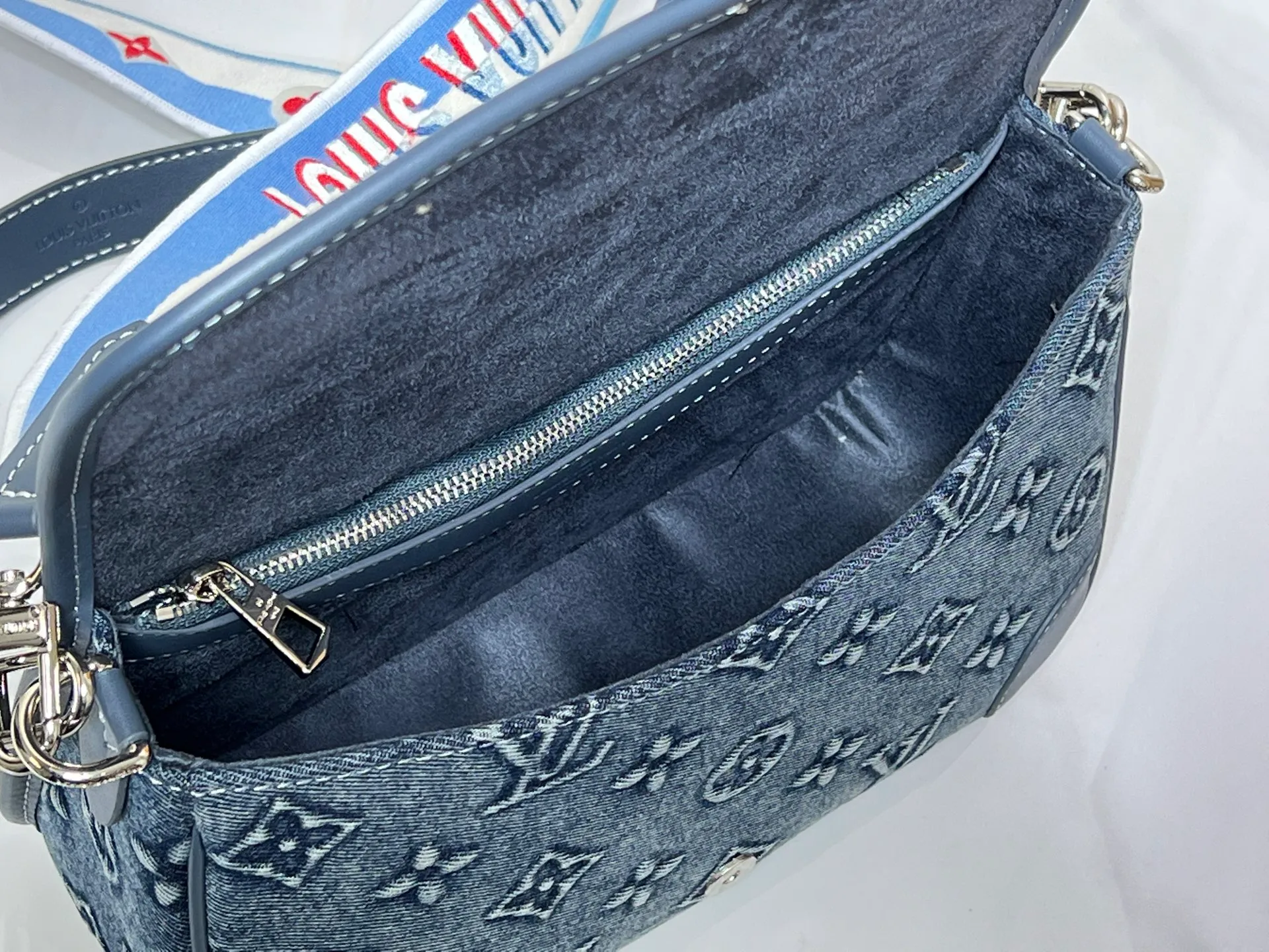 Batch 300💰Upgraded original M45985 M45988 embossed denim This Diane handbag is made of classic Monogram denim with contrasting cow leather trim and dazzling metal parts, using modern touches to interpret the new season interest. The zippered interior pocket keeps valuables secure, and the removable leather shoulder strap allows for a variety of carrying options. Dimensions: 24.0 x 15.0 x 9.0 cm (length x height x width)