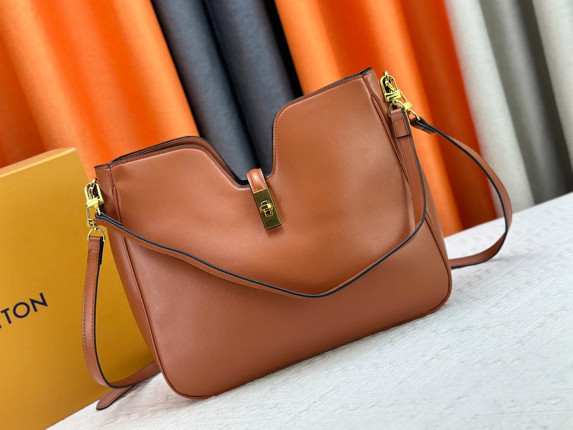 P320 Large M120693 M119563 Louis Vuitton's new style has quietly returned to the minimalist elegance. This new design has soft lines and uses the Hobo outline to outline a casual sense of calmness. This is a bag that deliberately attracts attention and captures people's hearts with its low-key and restrained charm. Internal zipper pocket Size: small 24.5x21.5x5cm large 36×29.5×7cm