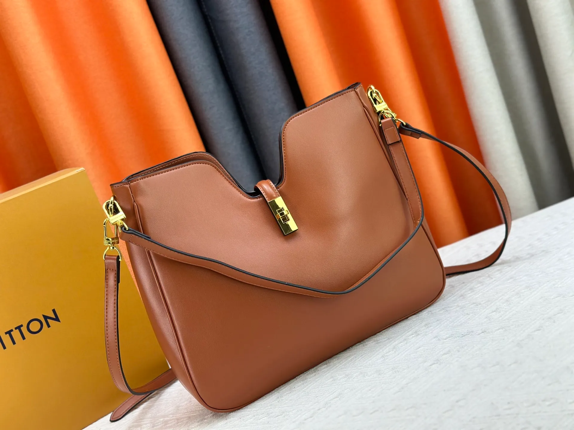 P320 Large M120693 M119563 Louis Vuitton's new style has quietly returned to the minimalist elegance. This new design has soft lines and uses the Hobo outline to outline a casual sense of calmness. This is a bag that deliberately attracts attention and captures people's hearts with its low-key and restrained charm. Internal zipper pocket Size: small 24.5x21.5x5cm large 36×29.5×7cm