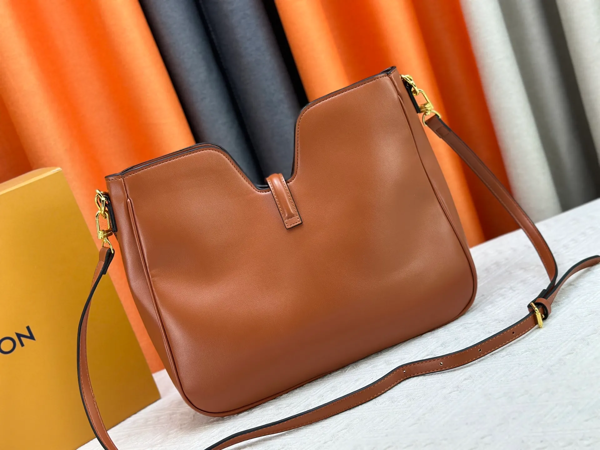 P320 Large M120693 M119563 Louis Vuitton's new style has quietly returned to the minimalist elegance. This new design has soft lines and uses the Hobo outline to outline a casual sense of calmness. This is a bag that deliberately attracts attention and captures people's hearts with its low-key and restrained charm. Internal zipper pocket Size: small 24.5x21.5x5cm large 36×29.5×7cm