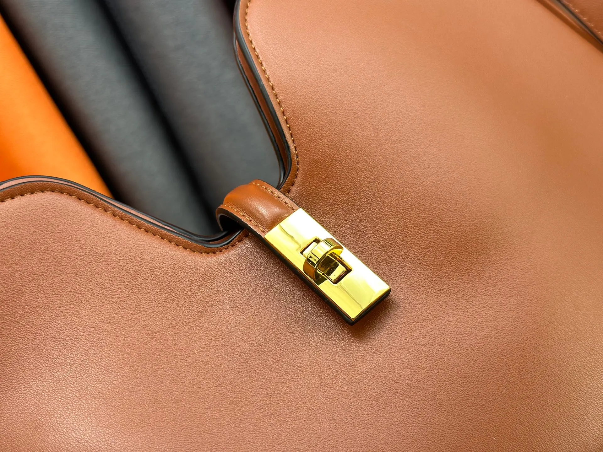 P320 Large M120693 M119563 Louis Vuitton's new style has quietly returned to the minimalist elegance. This new design has soft lines and uses the Hobo outline to outline a casual sense of calmness. This is a bag that deliberately attracts attention and captures people's hearts with its low-key and restrained charm. Internal zipper pocket Size: small 24.5x21.5x5cm large 36×29.5×7cm