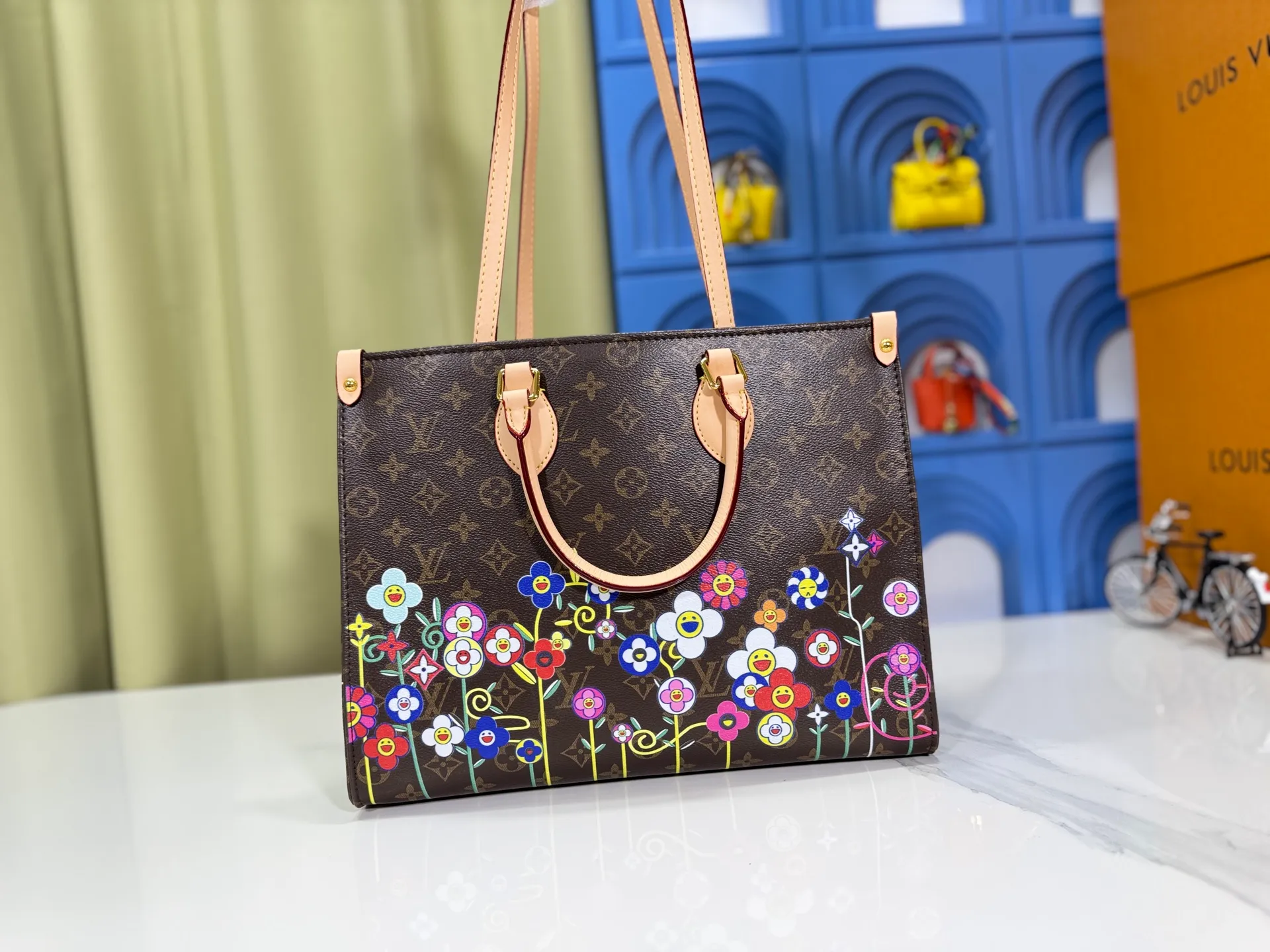 P240 Upgraded original M44571 M45495 M46373onthego medium-sized handbag, the monogram pattern is printed and dyed first and then embossed on the grained cowhide, which is soft and soft. Its ample interior can hold laptops and other office supplies. The long and short handles are easy to carry in the hand or on the shoulder. Size: 34x26x13cm