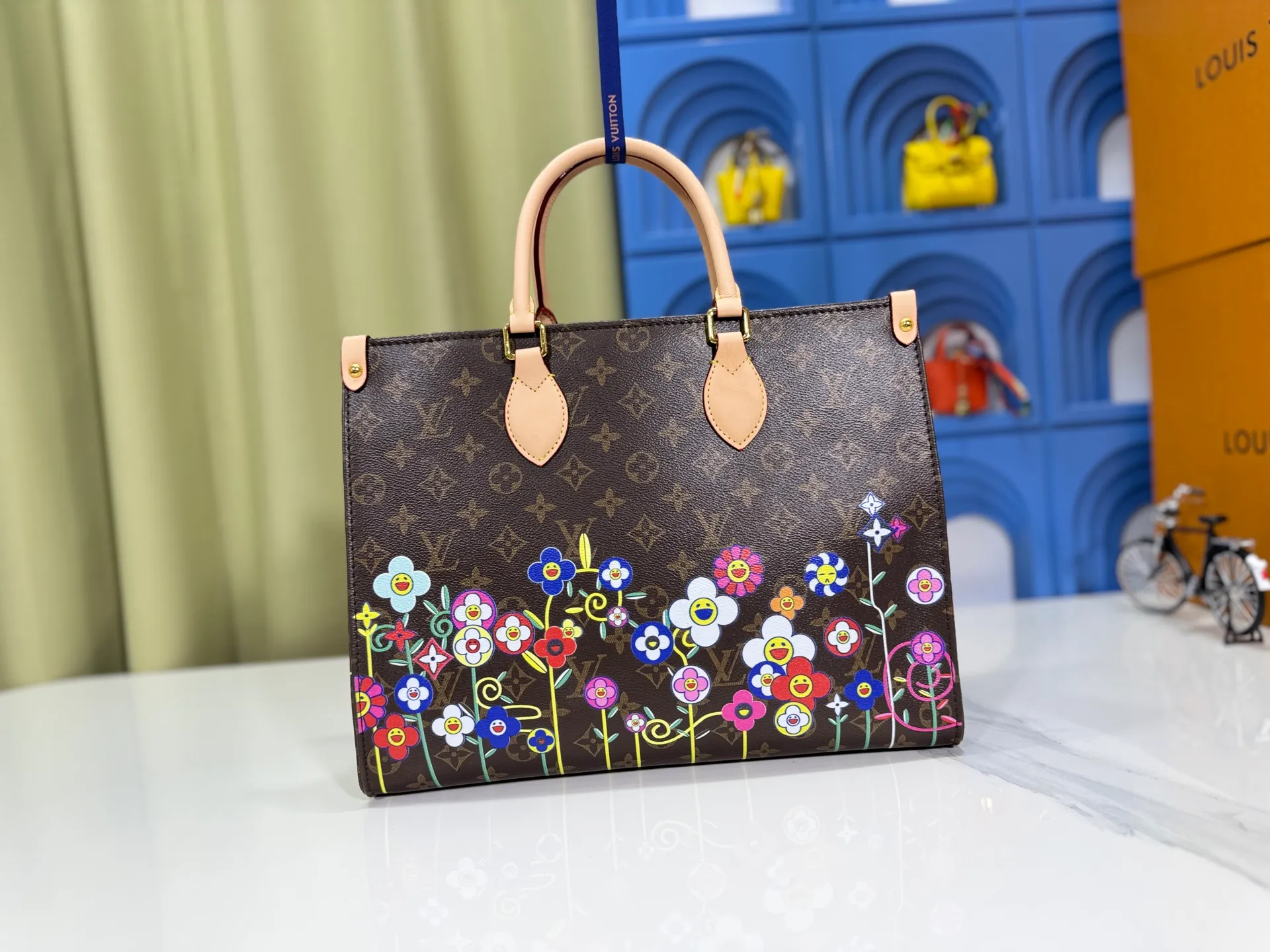 P240 Upgraded original M44571 M45495 M46373onthego medium-sized handbag, the monogram pattern is printed and dyed first and then embossed on the grained cowhide, which is soft and soft. Its ample interior can hold laptops and other office supplies. The long and short handles are easy to carry in the hand or on the shoulder. Size: 34x26x13cm