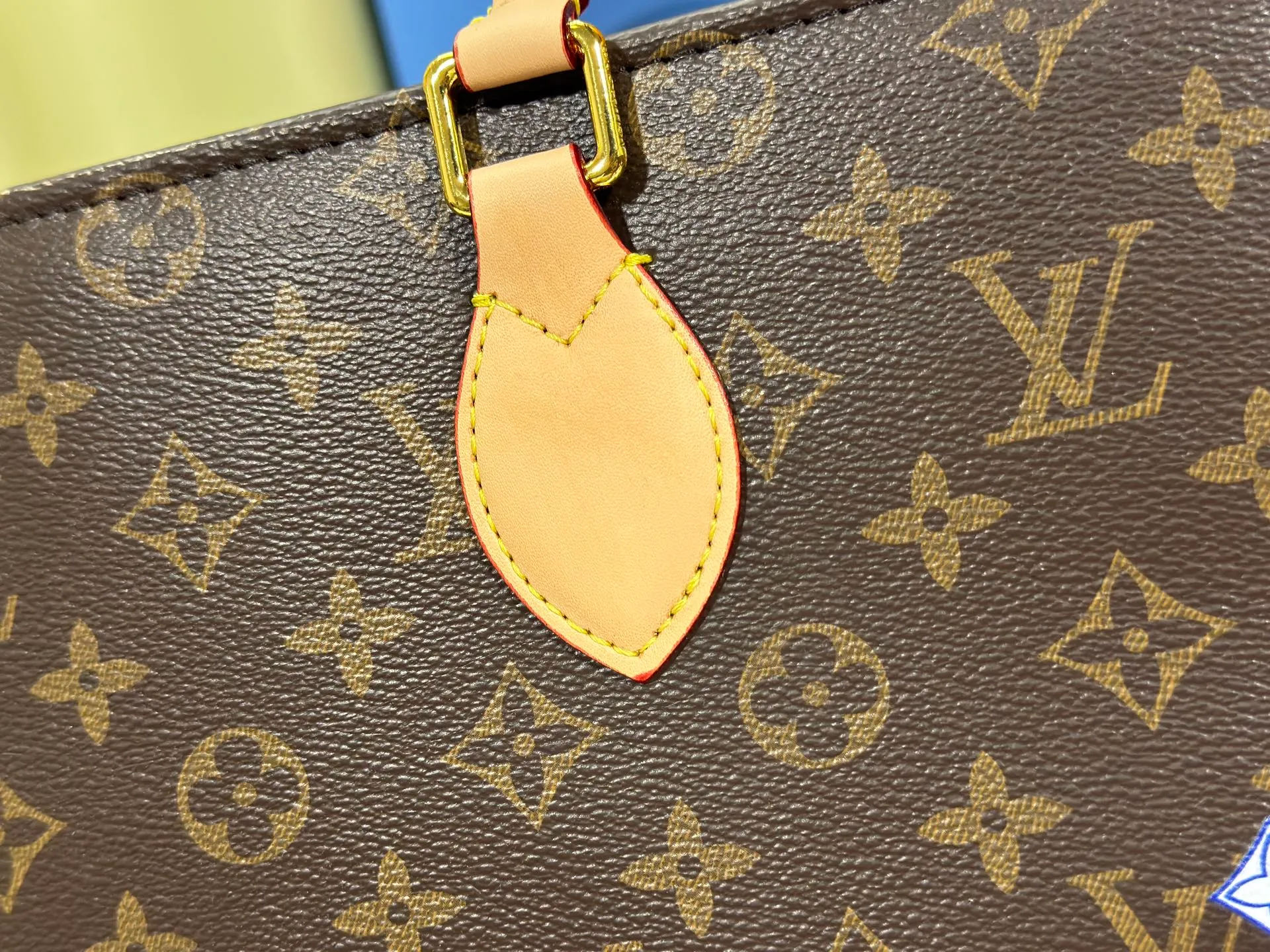 P240 Upgraded original M44571 M45495 M46373onthego medium-sized handbag, the monogram pattern is printed and dyed first and then embossed on the grained cowhide, which is soft and soft. Its ample interior can hold laptops and other office supplies. The long and short handles are easy to carry in the hand or on the shoulder. Size: 34x26x13cm