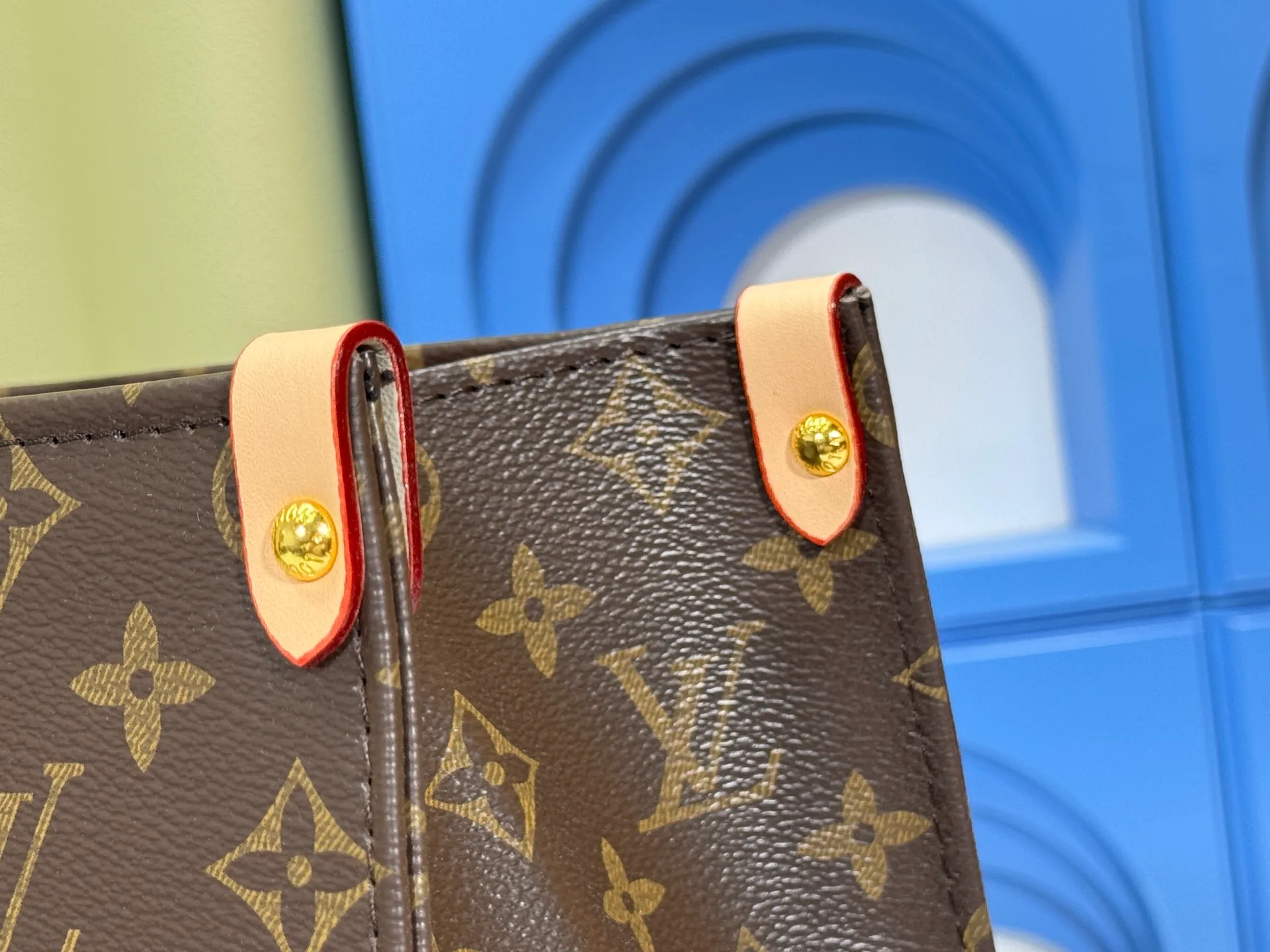 P240 Upgraded original M44571 M45495 M46373onthego medium-sized handbag, the monogram pattern is printed and dyed first and then embossed on the grained cowhide, which is soft and soft. Its ample interior can hold laptops and other office supplies. The long and short handles are easy to carry in the hand or on the shoulder. Size: 34x26x13cm