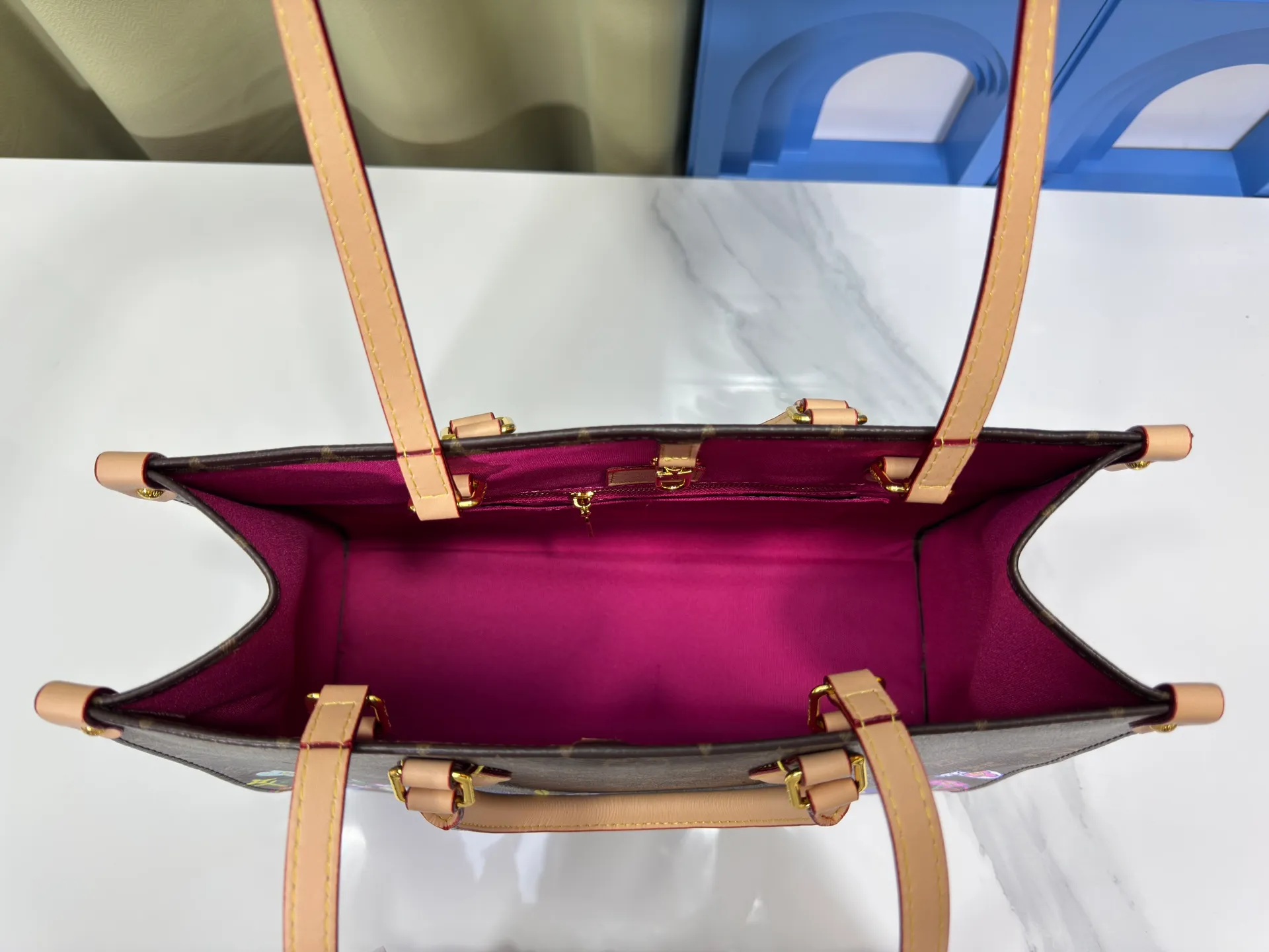 P240 Upgraded original M44571 M45495 M46373onthego medium-sized handbag, the monogram pattern is printed and dyed first and then embossed on the grained cowhide, which is soft and soft. Its ample interior can hold laptops and other office supplies. The long and short handles are easy to carry in the hand or on the shoulder. Size: 34x26x13cm