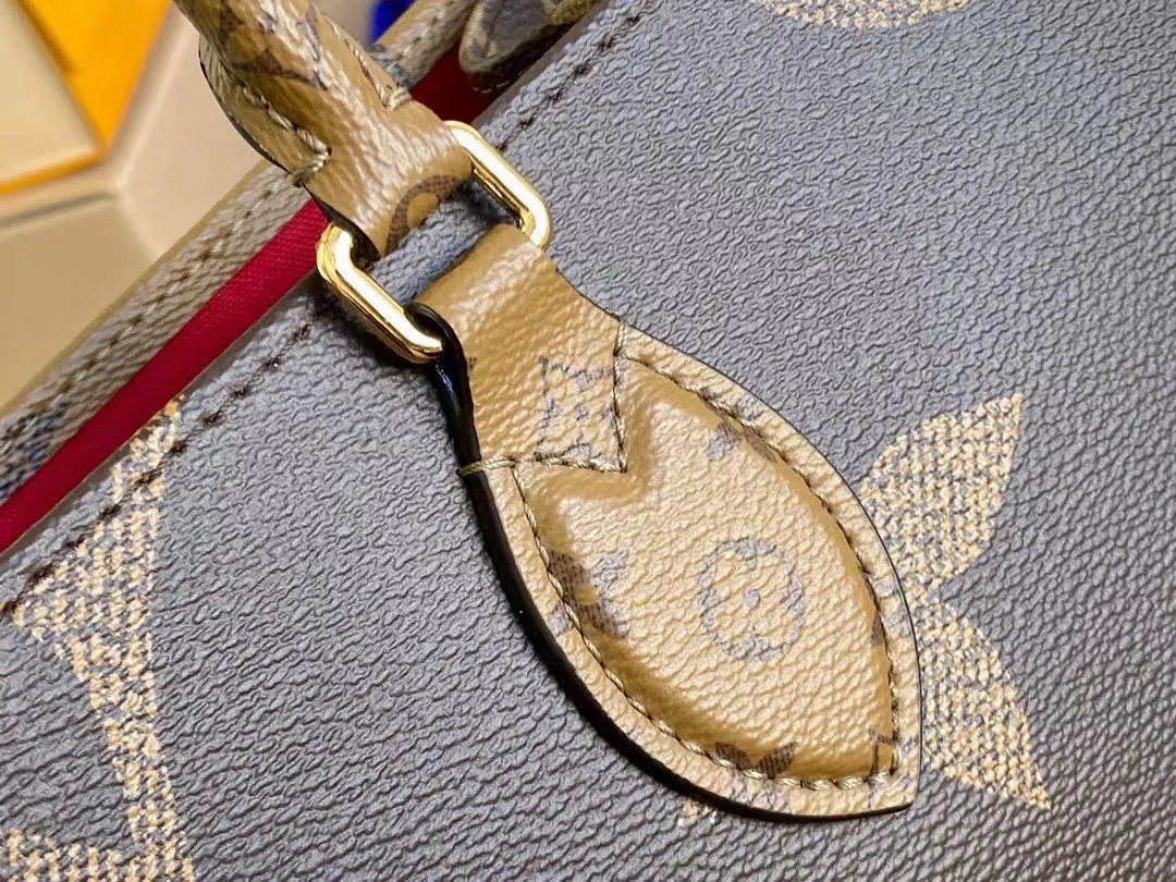 💰760 (Black Leather Shoulder Strap) Top Original M45321 Black Leather Long Shoulder Strap Onthego medium handbag is decorated with classic Monogram canvas and Monogram Reverse canvas on both sides, presenting different styles at will. Toron's dual handles and shoulder strap allow for a variety of carrying options. Dimensions: 35 x 27 x 14 cm