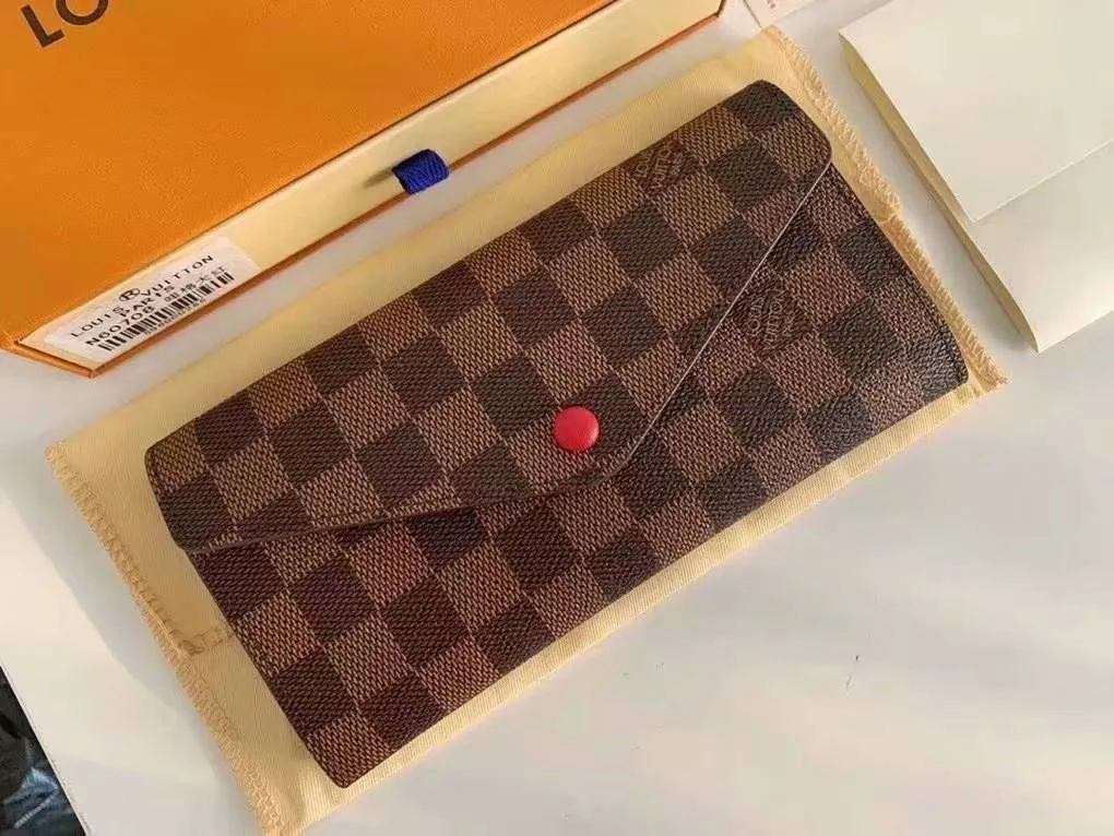 The P110Josephine Wallet is inspired by Louis Vuitton's first wallet. It is made of soft Monogram canvas and lined with brightly colored lining, giving the brand's classic design a unique and stylish beauty. The long, flat shape makes it easy to slip into any pocket or handbag. Model: M60708 Size: 19/10.