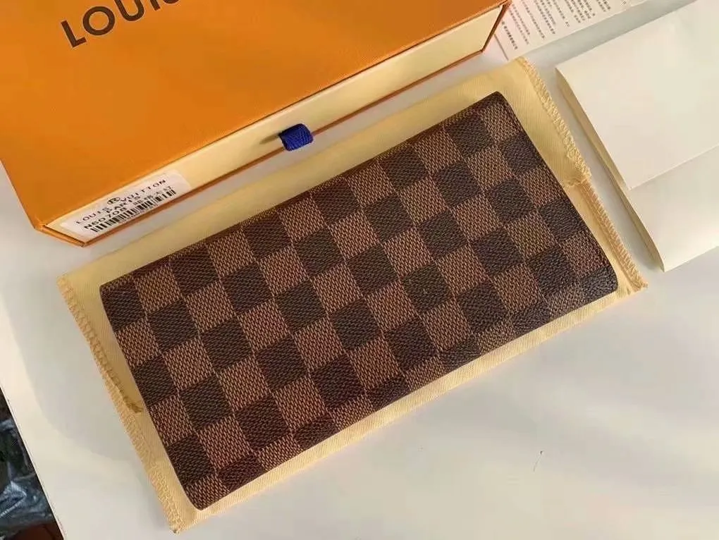 The P110Josephine Wallet is inspired by Louis Vuitton's first wallet. It is made of soft Monogram canvas and lined with brightly colored lining, giving the brand's classic design a unique and stylish beauty. The long, flat shape makes it easy to slip into any pocket or handbag. Model: M60708 Size: 19/10.