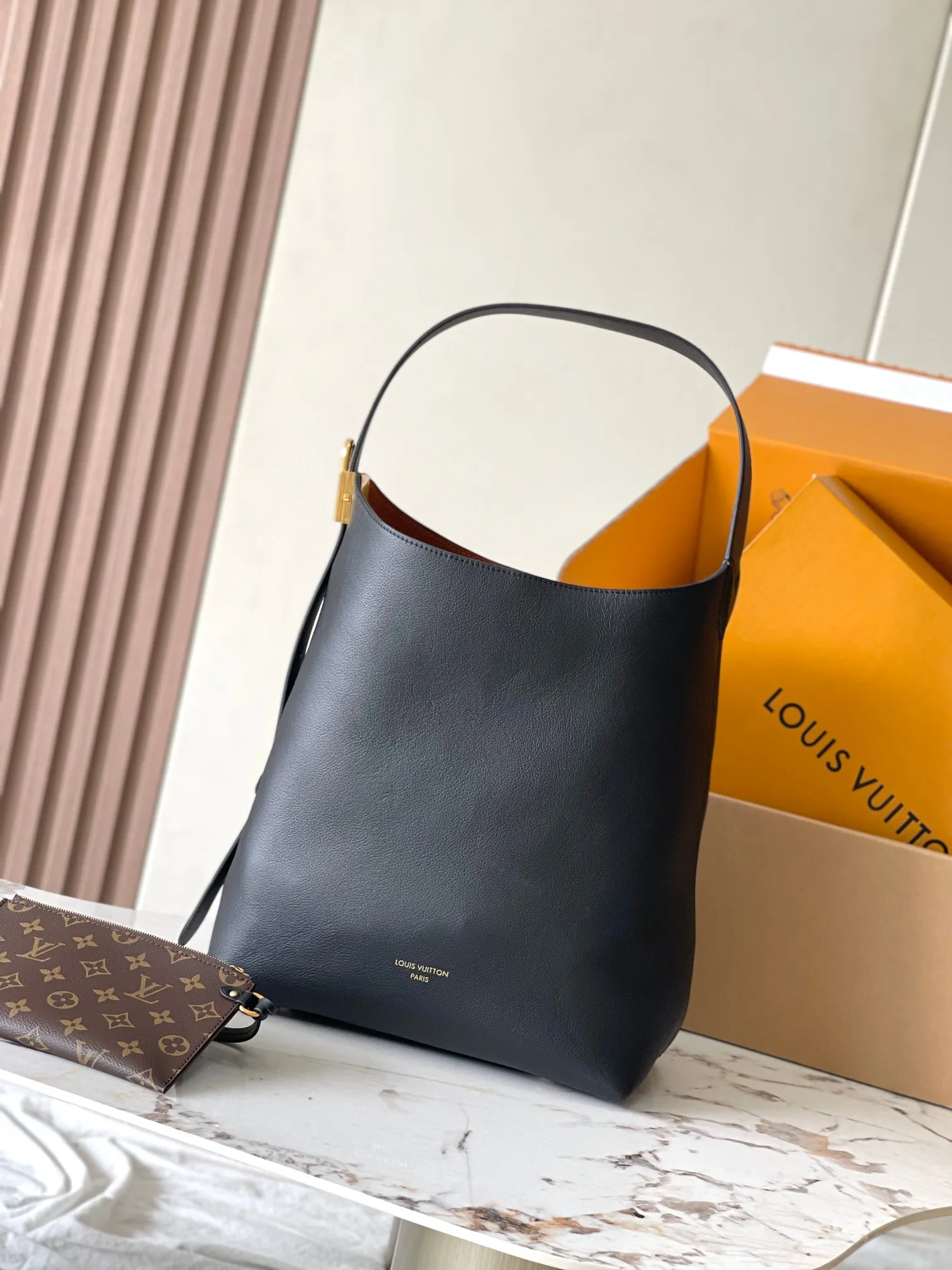 p3000 [Special grade MB chip version original leather] [Low Key Hobo medium handbag] is made of soft cow leather to outline simple and elegant lines, and is paired with suede lining to release a trendy atmosphere, showing the brand's exquisite craftsmanship. Model: M24856 dynamic chip version Material: A-grade all-steel hardware, imported original fabric Packaging: full set of original factory duty-free MB packaging Size: 31*35*18