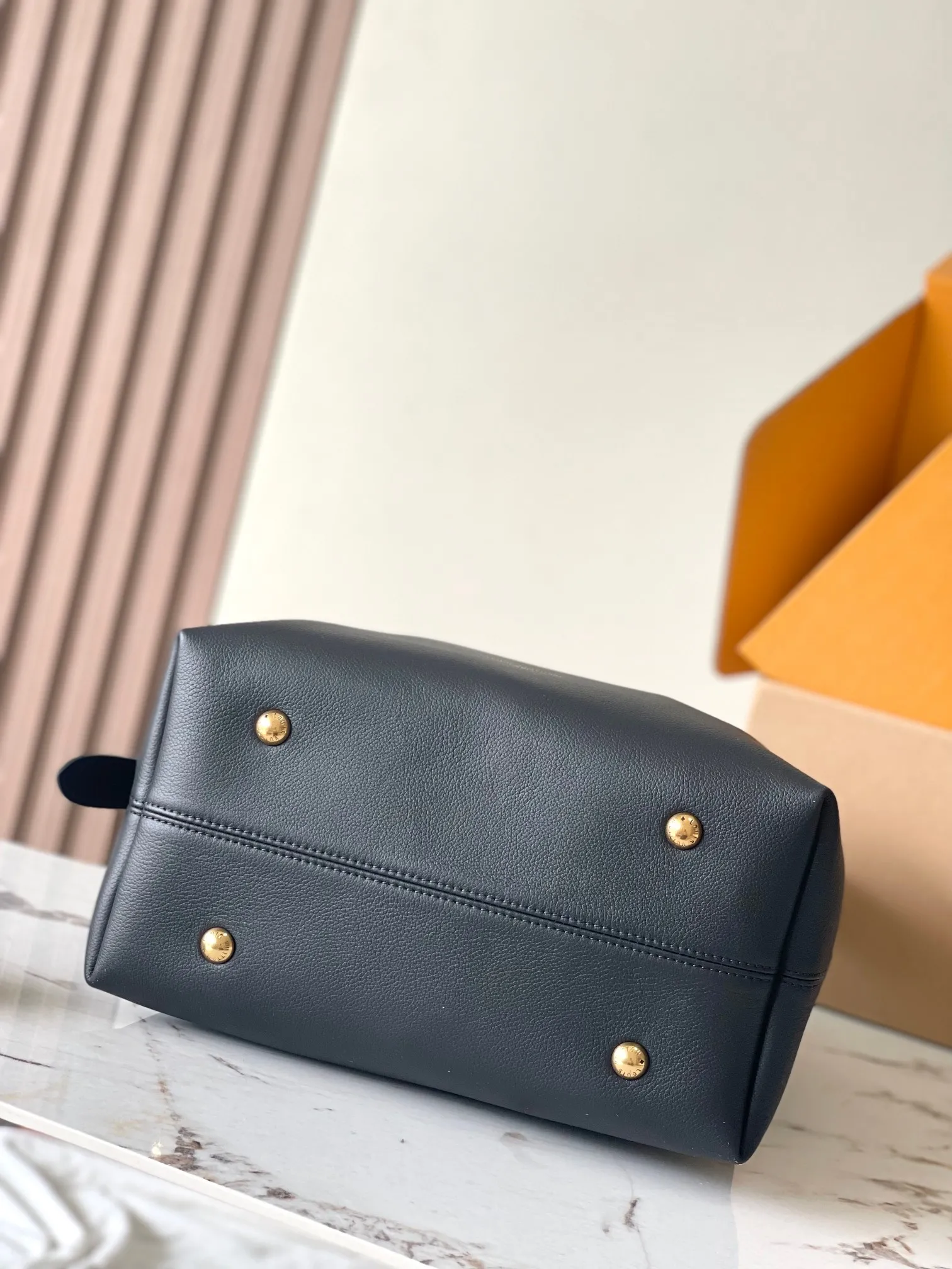 p3000 [Special grade MB chip version original leather] [Low Key Hobo medium handbag] is made of soft cow leather to outline simple and elegant lines, and is paired with suede lining to release a trendy atmosphere, showing the brand's exquisite craftsmanship. Model: M24856 dynamic chip version Material: A-grade all-steel hardware, imported original fabric Packaging: full set of original factory duty-free MB packaging Size: 31*35*18