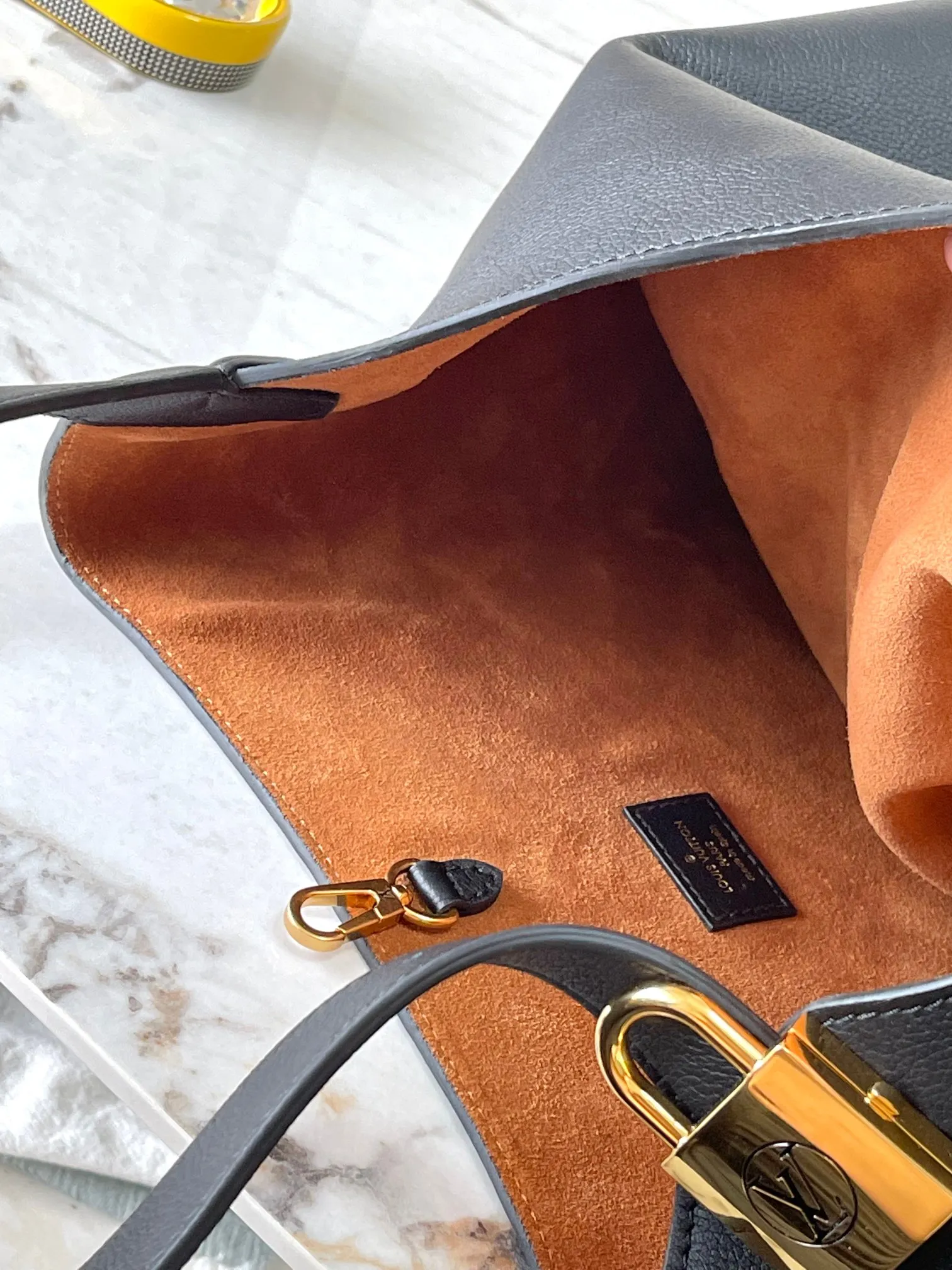 p3000 [Special grade MB chip version original leather] [Low Key Hobo medium handbag] is made of soft cow leather to outline simple and elegant lines, and is paired with suede lining to release a trendy atmosphere, showing the brand's exquisite craftsmanship. Model: M24856 dynamic chip version Material: A-grade all-steel hardware, imported original fabric Packaging: full set of original factory duty-free MB packaging Size: 31*35*18