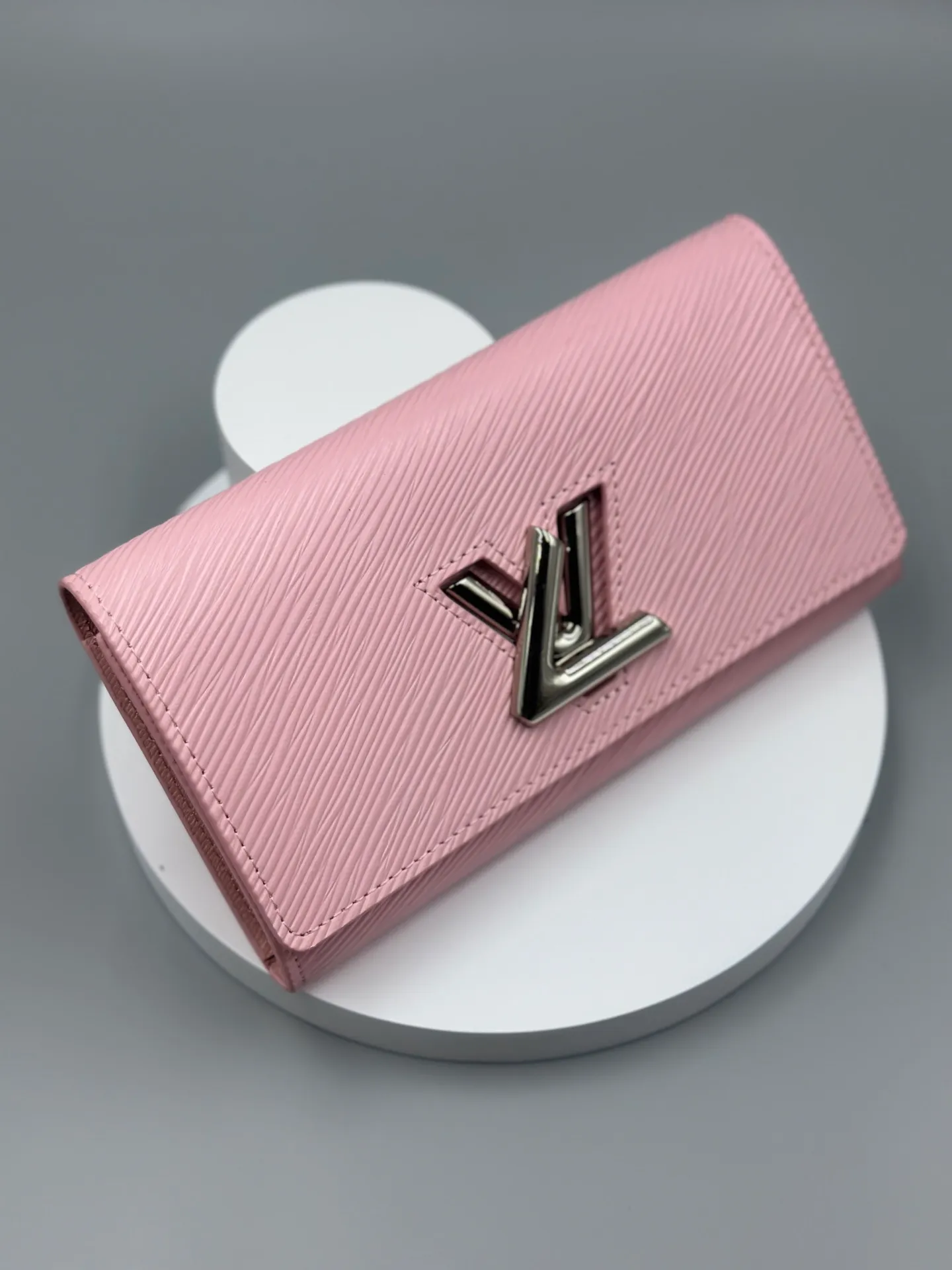 P160 M61179 is made of Epi leather, which combines smart and practical design with a high sense of fashion to create a unique style. The LV Twist wallet adopts a twist lock design, turning the L into a V by crossing your fingers. The multiple pocket design makes this wallet both playful and practical. Dimensions: 19.0x 10.5x 2.5 cm,