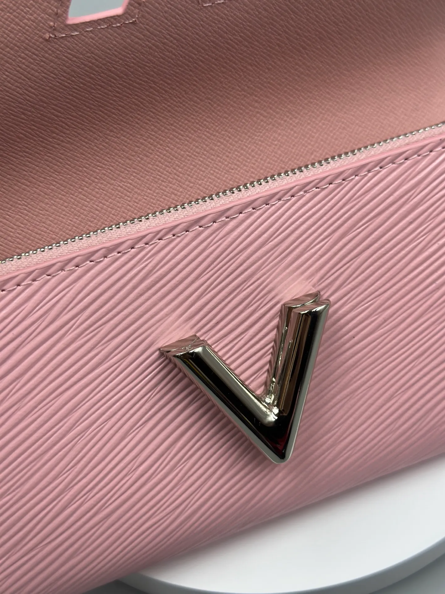 P160 M61179 is made of Epi leather, which combines smart and practical design with a high sense of fashion to create a unique style. The LV Twist wallet adopts a twist lock design, turning the L into a V by crossing your fingers. The multiple pocket design makes this wallet both playful and practical. Dimensions: 19.0x 10.5x 2.5 cm,